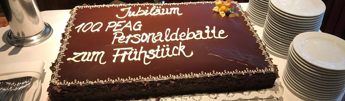 Im Jahr 2012 starte die PEAG ihre Veranstaltungsreihe PEAG Personaldebatte, die Jahre später mit über 100 Veranstaltungen ein Jubiläum feiert