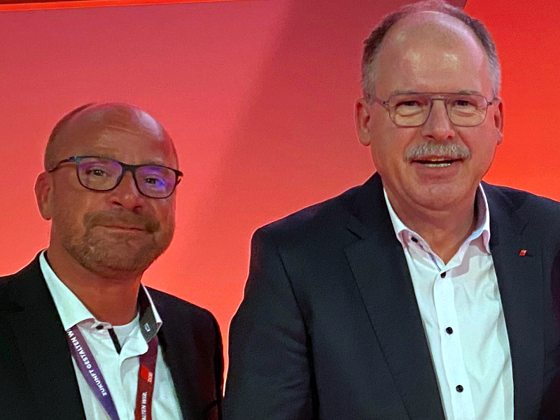 VGZ-Verhandlungsführer Sven Kramer (links) gratuliert DBG-Bundesvorstandsmitglied Stefan Körzell zur Wiederwahl (Foto: iGZ)