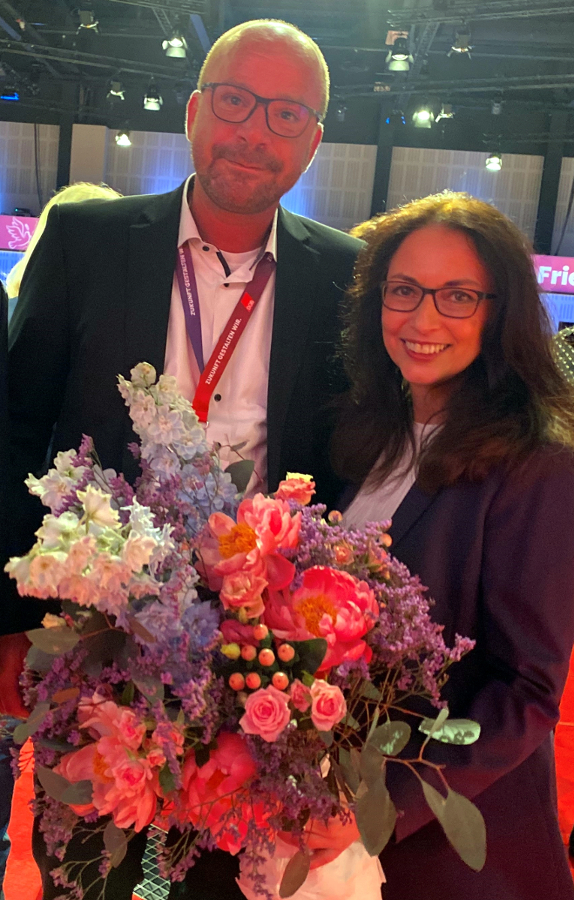 Sven Kramer gratuliert Yasmin Fahimi, erste Frau als Vorsitzende an der Spitze des Deutschen Gewerkschaftsbundes (Foto: iGZ)