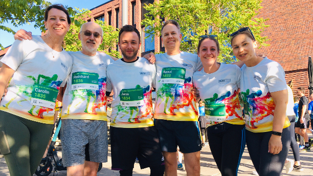 Die Laufenden der PEAG kurz vorm Start des AOK Firmenlaufs am 2. Juni 2022