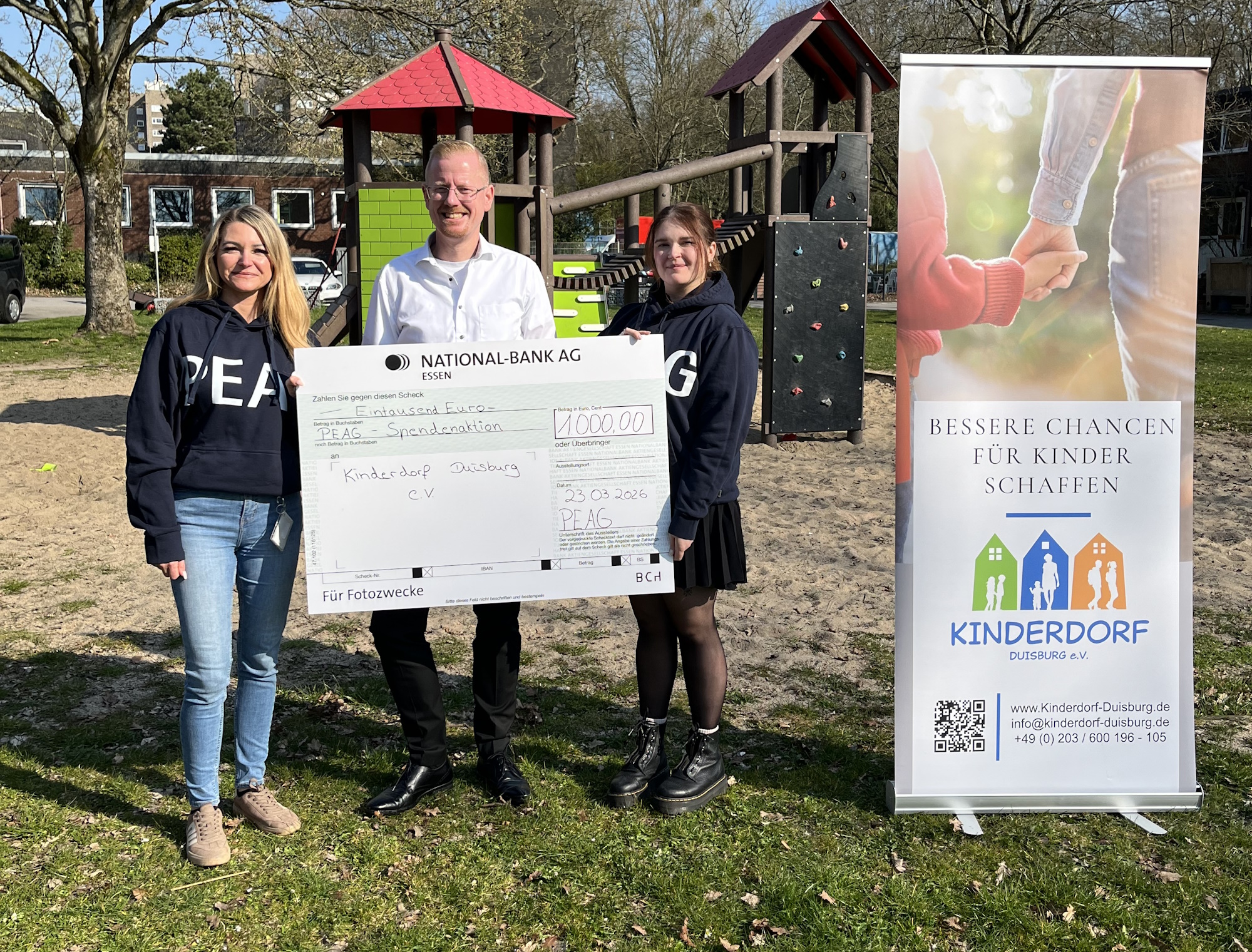 Die PEAG-Mitarbeiterinnen Marinella Ciavaralla und Julia Wieditz überreichten jetzt einen Scheck über 1000 Euro an Andreas Wieck, Geschäftsführer des Kinderdorfs Duisburg