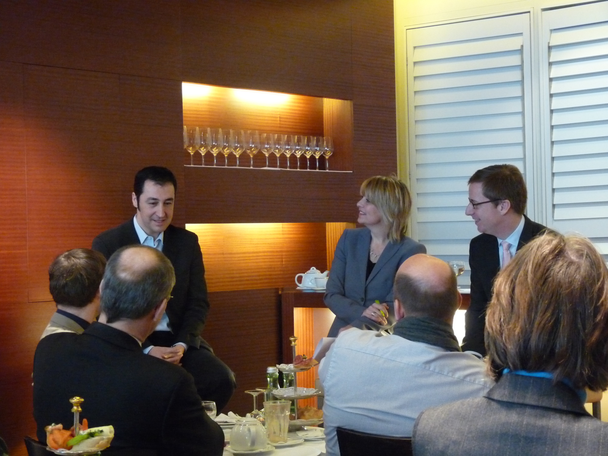 von links: Cem Özdemir, Bundesvorsitzender von Bündnis 90/Die Grünen, Moderatorin Anke Plättner und Prof. Michael Hüther vom Institut der deutschen Wirtschaft Köln bei der PEAG Personaldebatte