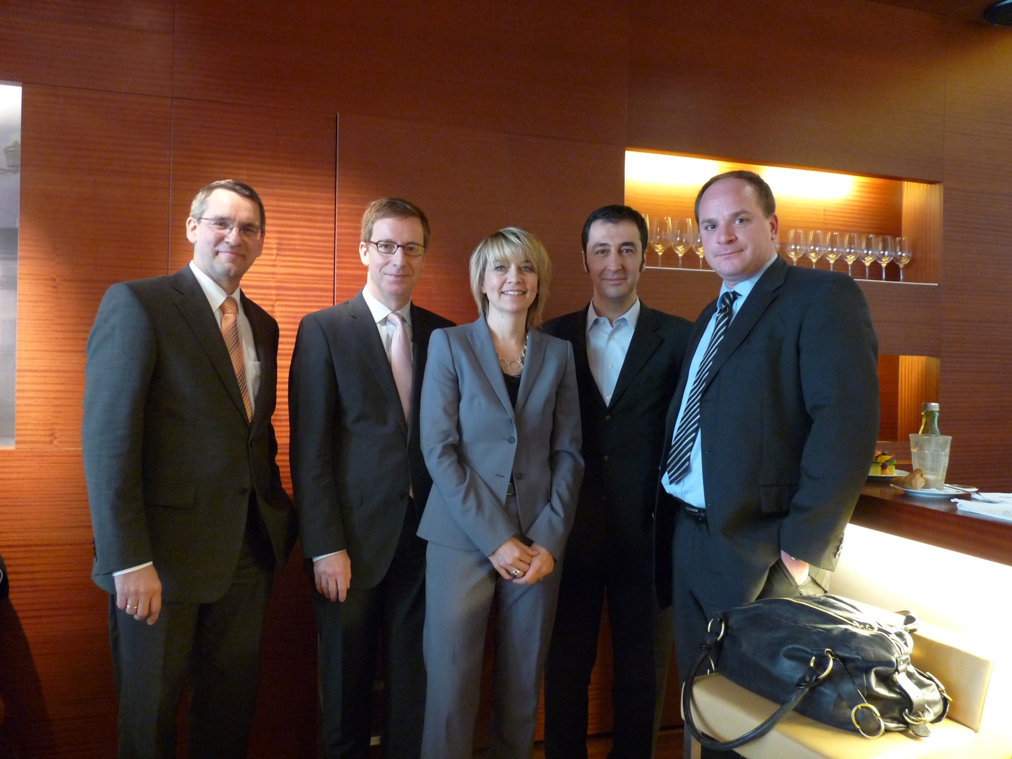 von links: PEAG-Geschäftsführer Gerd Galonska, Prof. Michael Hüther vom Institut der deutschen Wirtschaft Köln, Moderatorin Anke Plättner, Cem Özdemir, Bundesvorsitzender von Bündnis 90/Die Grünen, und PEAG-Geschäftsführer Sven Kramer 