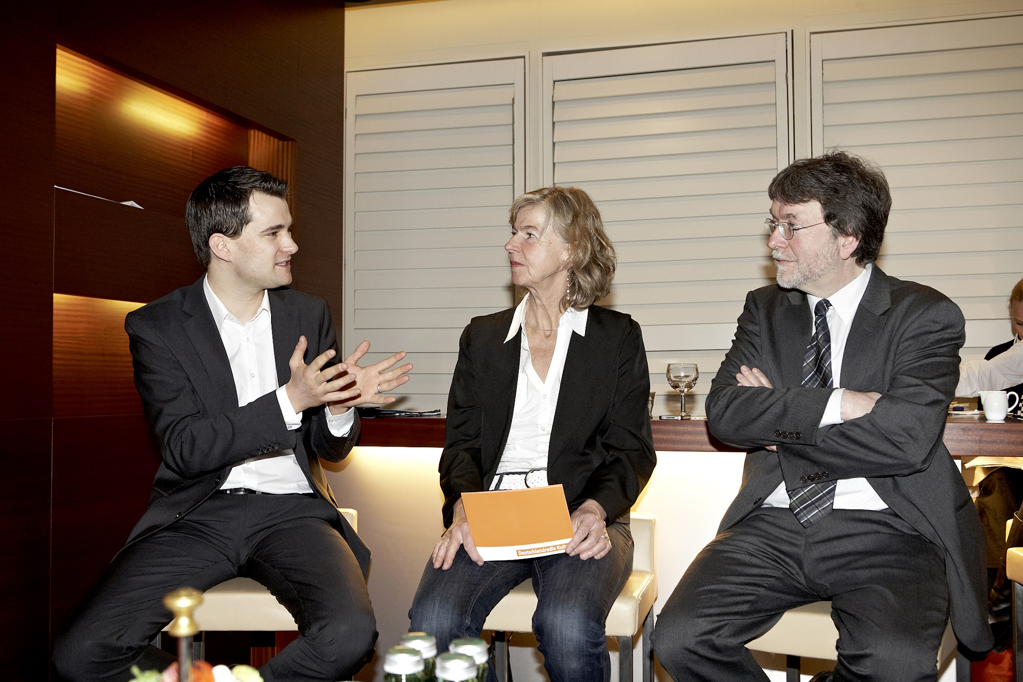 von links: Johannes Vogel, arbeitsmarktpolitischer Sprecher der FDP-Bundestagsfraktion, Moderatorin Annette Riedel und Prof. Dr. Joachim Möller, Direktor des Instituts für Arbeitsmarkt- und Berufsforschung (IAB) der Bundesagentur für Arbeit