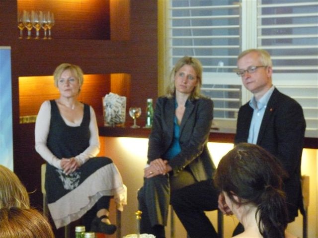 von links: Bascha Mika, Autorin des Buches „Die Feigheit der Frauen“ und ehemalige taz-Chefredakteurin, Moderatorin Ileana Grabitz und Hans-Jürgen Urban, geschäftsführendes Vorstandsmitglied der IG Metall und dort zuständig für Sozialpolitik, Gesundheitsschutz und Arbeitsgestaltung