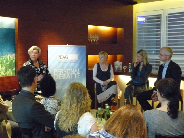 von rechts: Hans-Jürgen Urban, geschäftsführendes Vorstandsmitglied der IG Metall und dort zuständig für Sozialpolitik, Gesundheitsschutz und Arbeitsgestaltung, Moderatorin Ileana Grabitz und Bascha Mika, Autorin des Buches „Die Feigheit der Frauen“ und ehemalige taz-Chefredakteurin