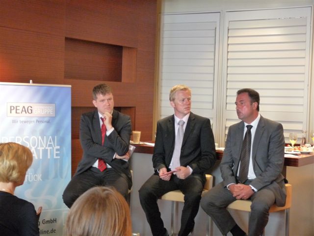 von links: Rainer Huke, Abteilungsleiter Lohn- und Tarifpolitik der Bundesvereinigung der Deutschen Arbeitgeber (BDA), Moderator Carsten Brönstrup und Claus Weselsky, Vorsitzender der Gewerkschaft Deutscher Lokführer (GDL) 