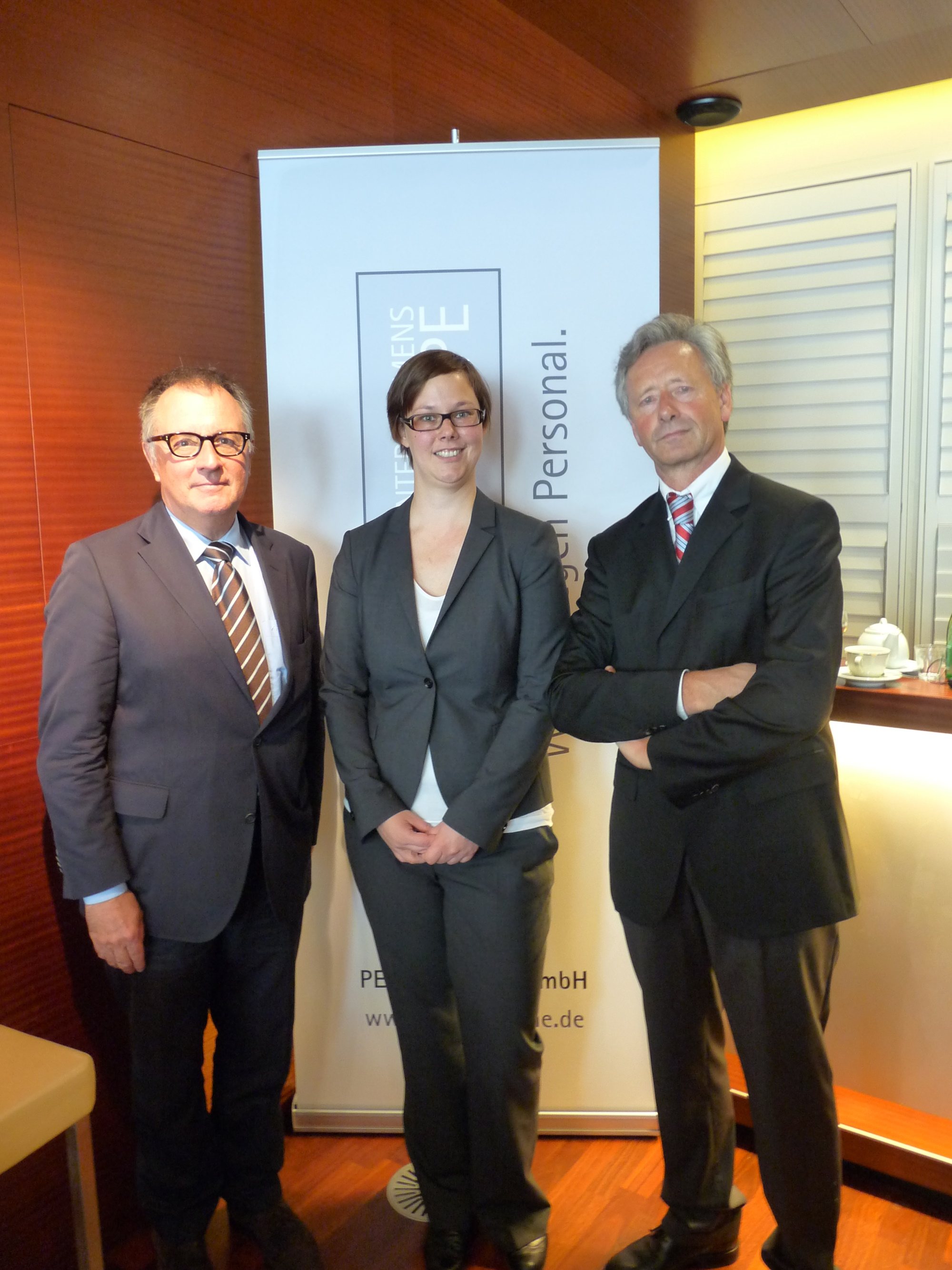 von links: Dr. Rolf Koschorrek, Obmann der CDU/CSU-Bundestagsfraktion im Gesundheitsausschuss, Moderatorin Sunna Gieseke und Georg Baum, Hauptgeschäftsführer der Deutschen Krankenhaus Gesellschaft (DKG)