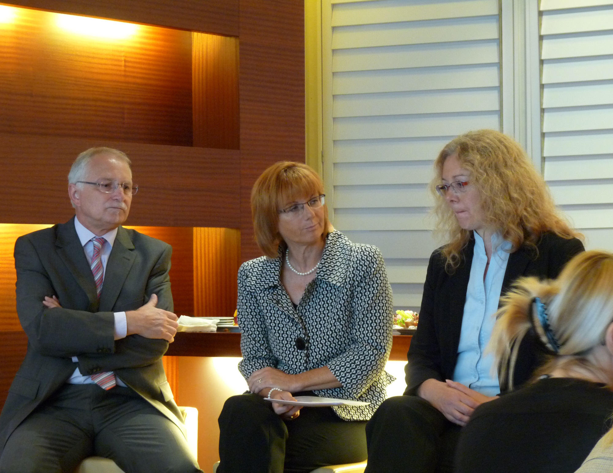 von links: Dr. Michael Stahl, Gesamtmetall, die Arbeitgeberverbände der Metall- und Elektro-Industrie, Moderatorin Martina Fietz und Uta Kupfer, Leiterin des Bereichs Berufsbildungspolitik bei ver.di