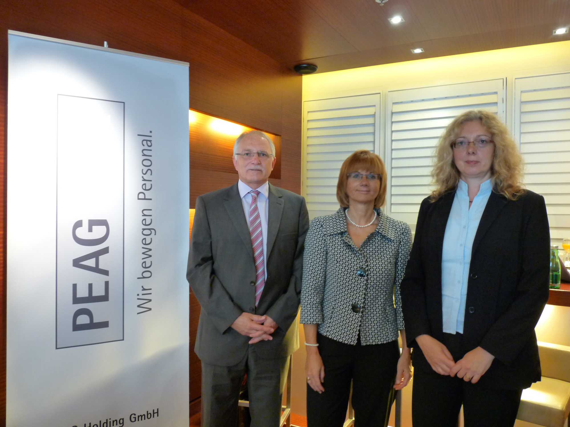 von links: Dr. Michael Stahl, Gesamtmetall, die Arbeitgeberverbände der Metall- und Elektro-Industrie, Moderatorin Martina Fietz und Uta Kupfer, Leiterin des Bereichs Berufsbildungspolitik bei ver.di