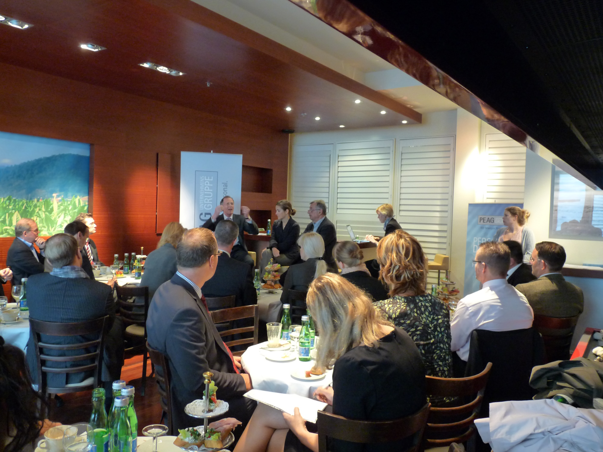 auf dem Podium von links: Prof. Dr. Bert Rürup, Wirtschaftswissenschaftler und Rentenexperte, Moderatorin und Ottmar Schreiner, MdB, Vorsitzender der Arbeitsgemeinschaft für Arbeitnehmerfragen und Mitglied im SPD-Parteivorstand