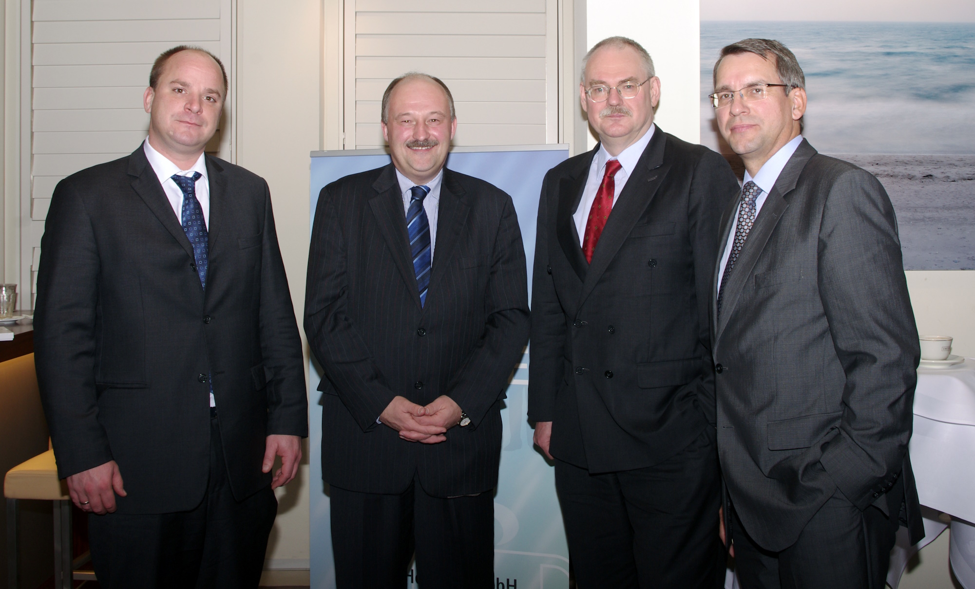 von links: PEAG-Geschäftsführer Sven Kramer, Dr. Michael Meister, stellvertretender Vorsitzender der CDU/CSU-Bundestagsfraktion, Prof. Dr. Gert G. Wagner, Vorstandsvorsitzender des Deutschen Instituts für Wirtschaftsforschung (diw), und PEAG-Geschäftsführer Gerd Galonska