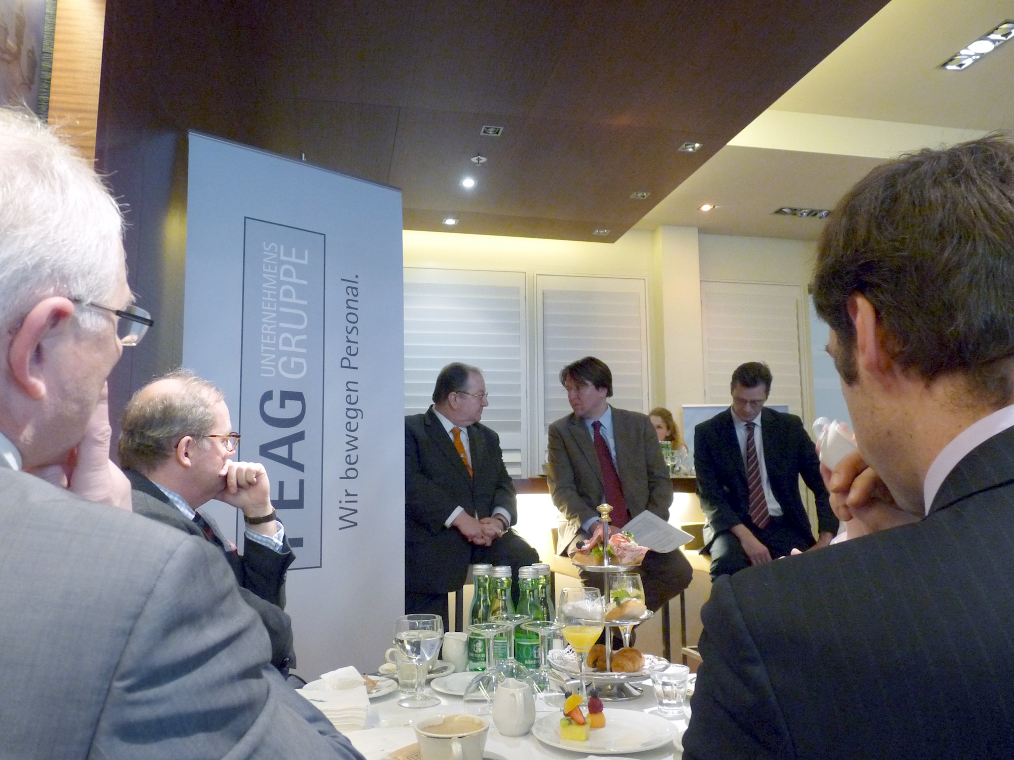 von links: Heinz Buschkowsky, Bezirksbürgermeister von Berlin-Neukölln, Moderator Gunnar Schupelius und Holger Schäfer, Arbeitsmarktexperte des Instituts der deutschen Wirtschaft Köln