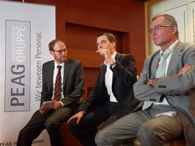 von links: Moderator Philip Faigle, Johannes Vogel, arbeitsmarktpolitischer Sprecher der FDP-Bundestagsfraktion, und Thomas Schneider, Geschäftsführer Jobcenter Berlin-Mitte
