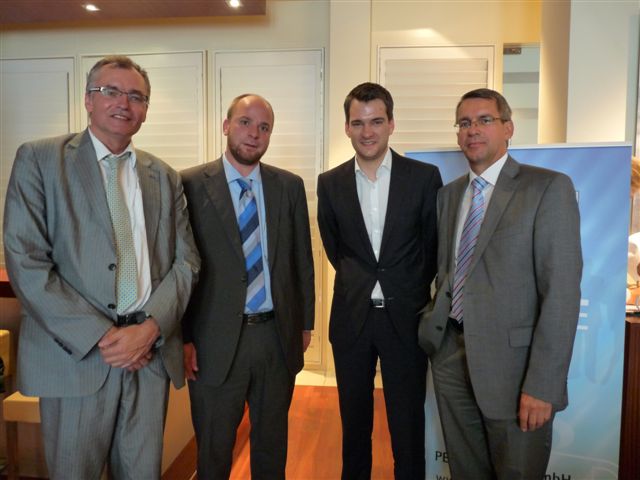 von links: Thomas Schneider, Geschäftsführer Jobcenter Berlin-Mitte, PEAG-Geschäftsführer Sven Kramer, Johannes Vogel, arbeitsmarktpolitischer Sprecher der FDP-Bundestagsfraktion, und PEAG-Geschäftsführer Gerd Galonska