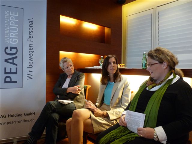 von links: Sabine Bangert, Sprecherin für Arbeitsmarkt-­ und Kulturpolitik der Fraktion Bündnis 90/Die Grünen im Abgeordnetenhaus Berlin, Moderatorin Stefanie Kirschner und Carlotta Köster-Brons, Geschäftsführerin Verband deutscher Unternehmerinnen (VdU)