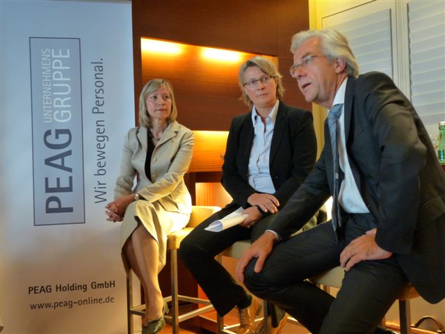 von links: Dr. med. Anette Wahl-Wachendorf, Vizepräsidentin beim Verband Deutscher Betriebs- und Werksärzte, Moderatorin und Christian Weber, Abteilungsleitung "Grundsatzfragen der Gesundheitspolitik, Pflegeversicherung, Prävention" im Bundesministerium für Gesundheit