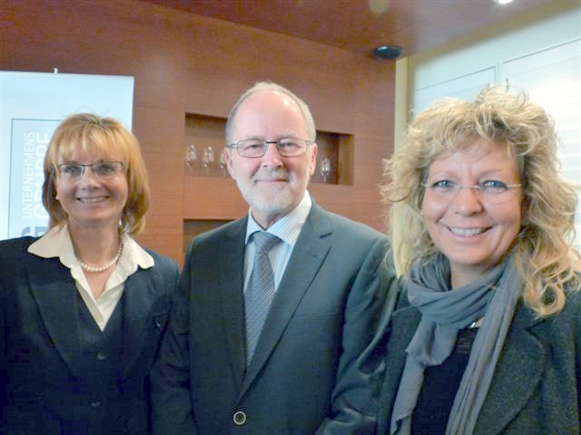 von links: Moderatorin Martina Fietz, Poul Eigil Scheuer, Gesandter-Botschaftsrat an der Königlich Dänischen Botschaft in Berlin, und Beate Müller-Gemmeke, Sprecherin für Arbeitnehmerrechte der Bundestagsfraktion Bündnis 90/Die Grünen