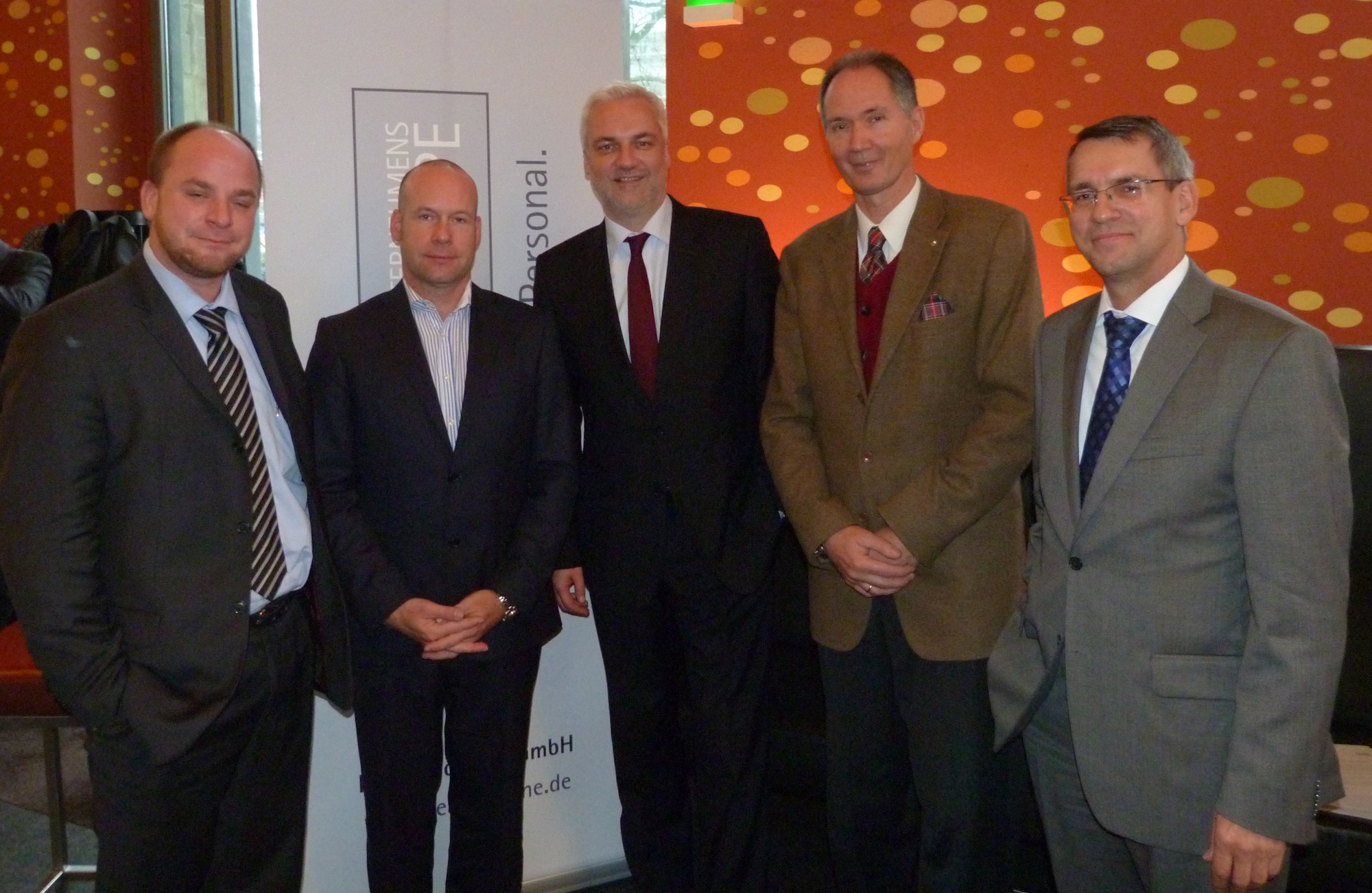 von links: PEAG-Geschäftsführer Sven Kramer, Moderator Thomas Reisener, Garrelt Duin, NRW-Minister für Wirtschaft, Energie, Industrie, Mittelstand und Handwerk, Prof. Dr. Ulrich Radtke, Rektor der Universität Duisburg-Essen, und PEAG-Geschäftsführer Gerd Galonska