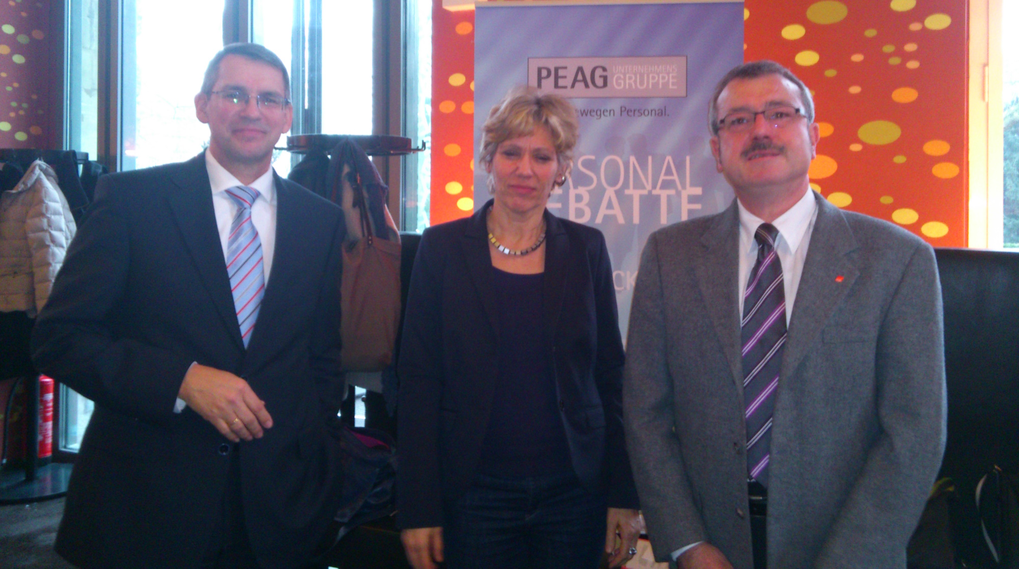 von links: PEAG-Geschäftsführer Gerd Galonska, Daniela Schneckenburger, stellvertretende Fraktionsvorsitzende und Sprecherin für Wirtschaft Bündnis 90/Die Grünen im NRW-Landtag, und Michael Hermund, Abteilungsleiter Arbeitsmarktpolitik im DGB Bezirk NRW