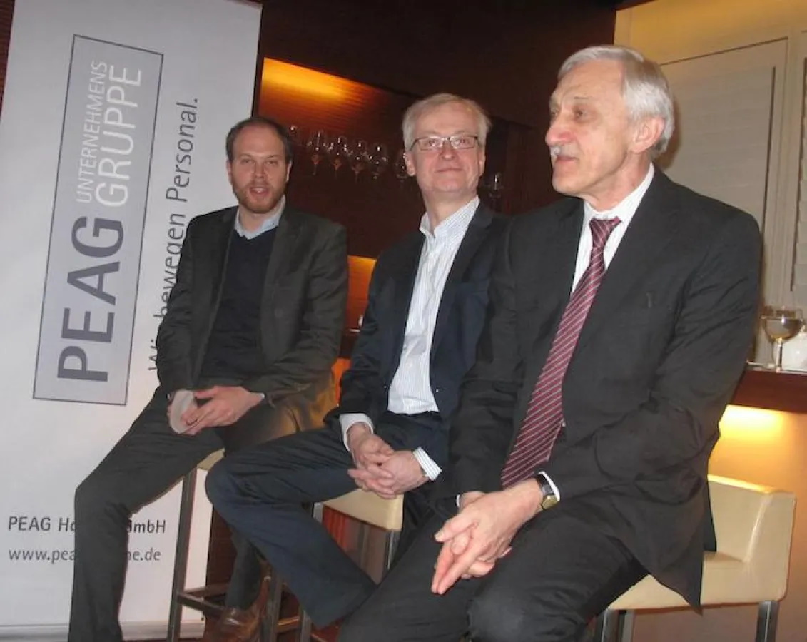 von links: Philip Faigle (Moderation), Dr. Hans-Jürgen Urban und Heinrich Alt bei der PEAG Personaldebatte