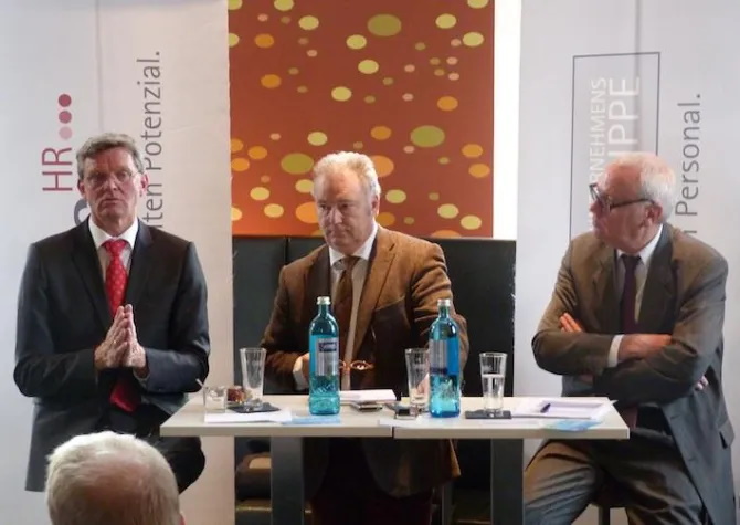 von links: Prof. Dr. Reinhold Schnabel, Konrad Handschuch (Moderation) und Peter Preuß bei der PEAG Personaldebatte