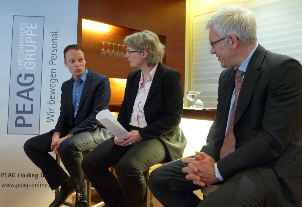 von links: Kai Gehring, Sprecher für Bildungs- und Hochschulpolitik der Bundestagsfraktion Bündnis 90/Die Grünen, Moderatorin Birgit Marschall und Thomas Baumeister, stellvertretender Vorstand beim Joblinge e.V.