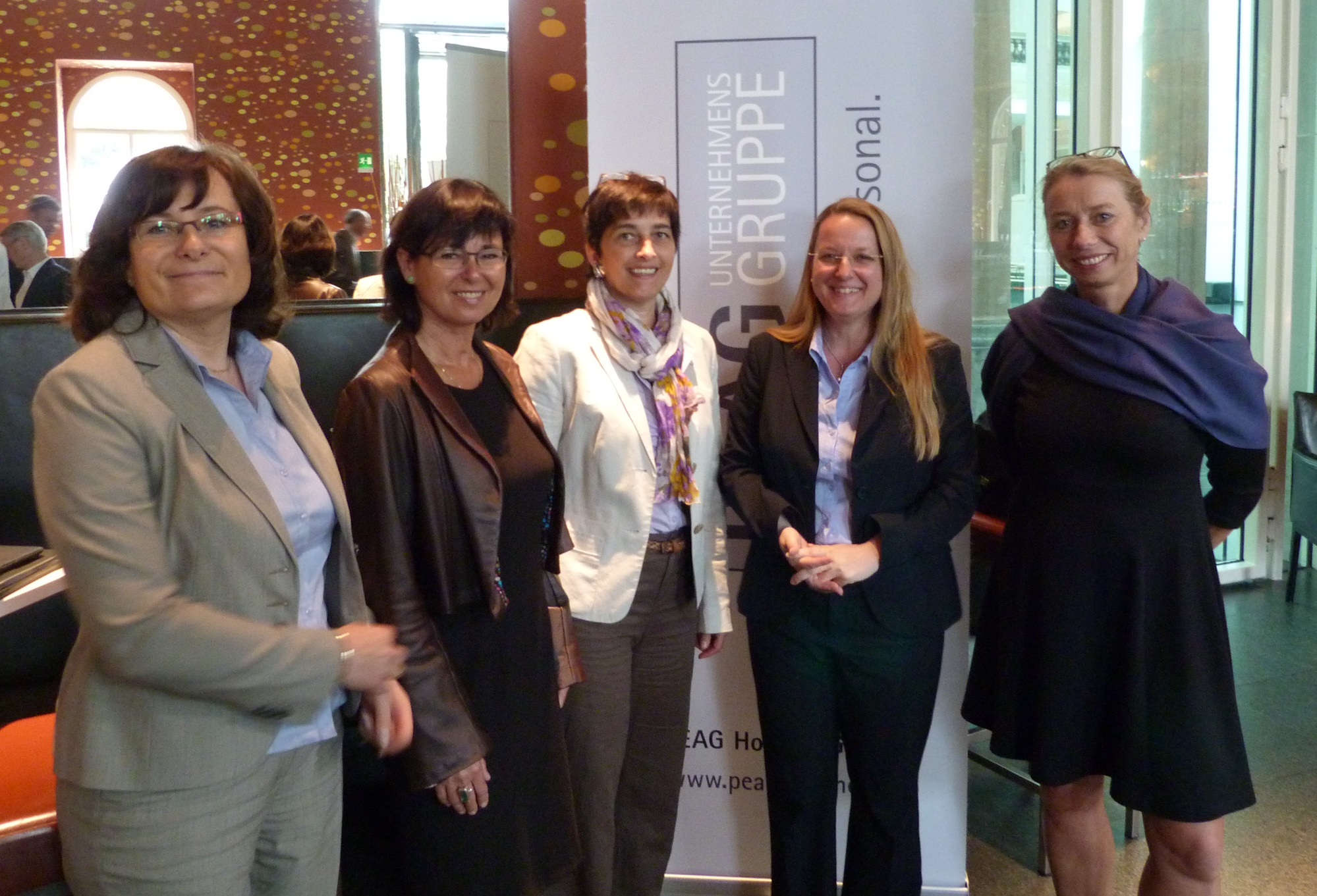 von links: PEAG-Geschäftsführerin Angelika Preiß, Prof. Dr. Kathrin Hansen, Vizepräsidentin Westfälische Hochschule, Barbara Steffens, Ministerin für Gesundheit, Emanzipation, Pflege und Alter des Landes Nordrhein-Westfalen, Moderatorin Claudia Obmann und Kathrin Kummerow (PEAG)