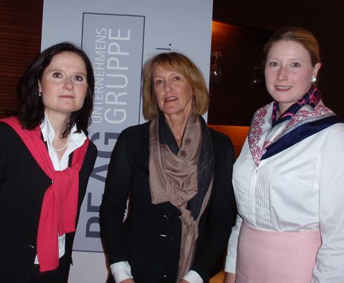 von links: Moderatorin Ines Arland, Prof. Dr. phil. Christiane Funken, Leiterin des Fachgebiets Medien- und Geschlechtersoziologie, Technische Universität Berlin, und Lencke Wischhusen, Bundesvorsitzende DIE JUNGEN UNTERNEHMER (BJU)