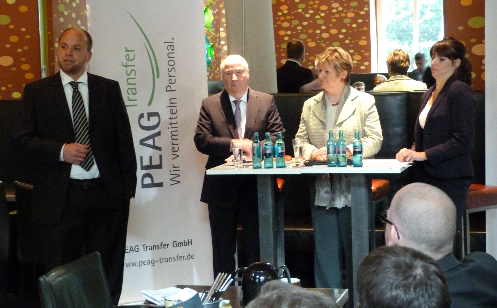 von links: PEAG-Geschäftsführer Sven Kramer, Horst-Werner Maier-Hunke, Präsident der Landesvereinigung der Unternehmensverbände Nordrhein-Westfalen, Sylvia Löhrmann, Ministerin für Schule und Weiterbildung sowie stellvertretende Ministerpräsidentin des Landes Nordrhein-Westfalen, und Moderatorin Juliane Kaelberlah