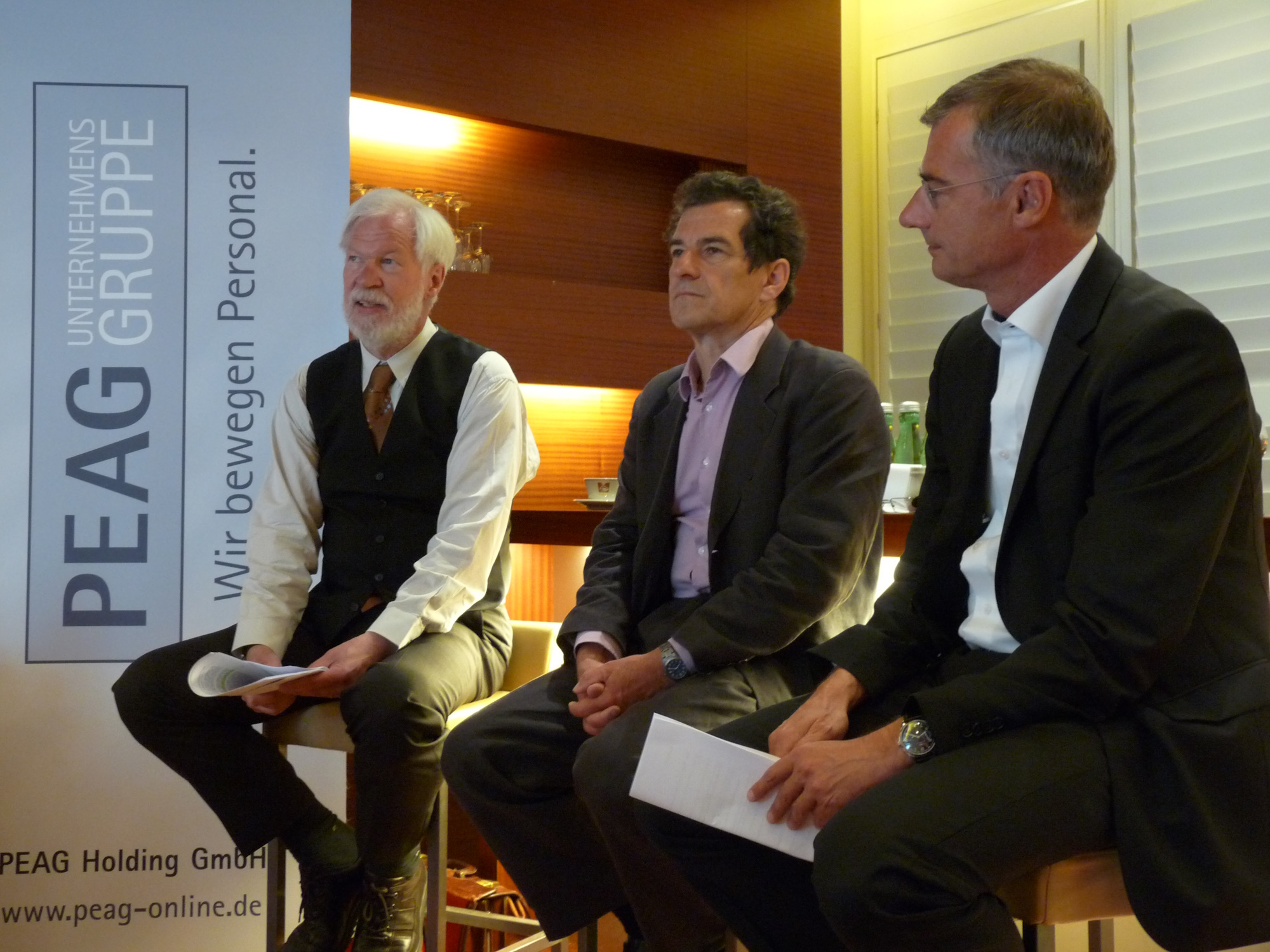 von links: Dr. Volker Hansen, Leitung Abteilung „Soziale Sicherung“ der Bundesvereinigung der Deutschen Arbeitgeberverbände (BDA), Klaus Barthel Vorsitzender der Arbeitsgemeinschaft für Arbeitnehmerfragen in der SPD (AfA), und Moderator Andreas Theyssen