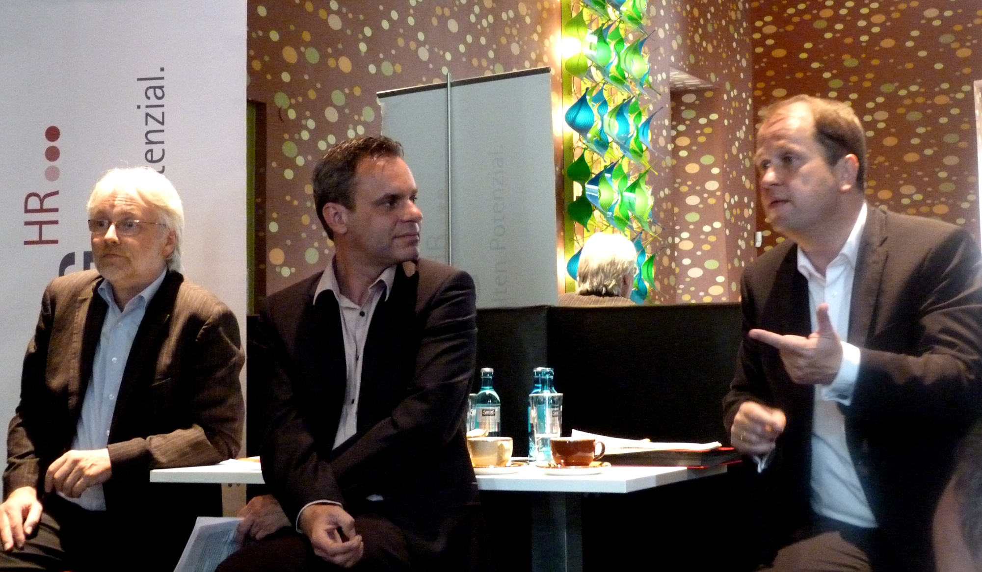 von links: Wolfgang Nettelstroth, Mitglied Bezirksleitung IG Metall NRW, Moderator Frank Überall und Dr. Joachim Stamp, stellvertretender FDP-Fraktionsvorsitzender, Mitglied des Landtags NRW