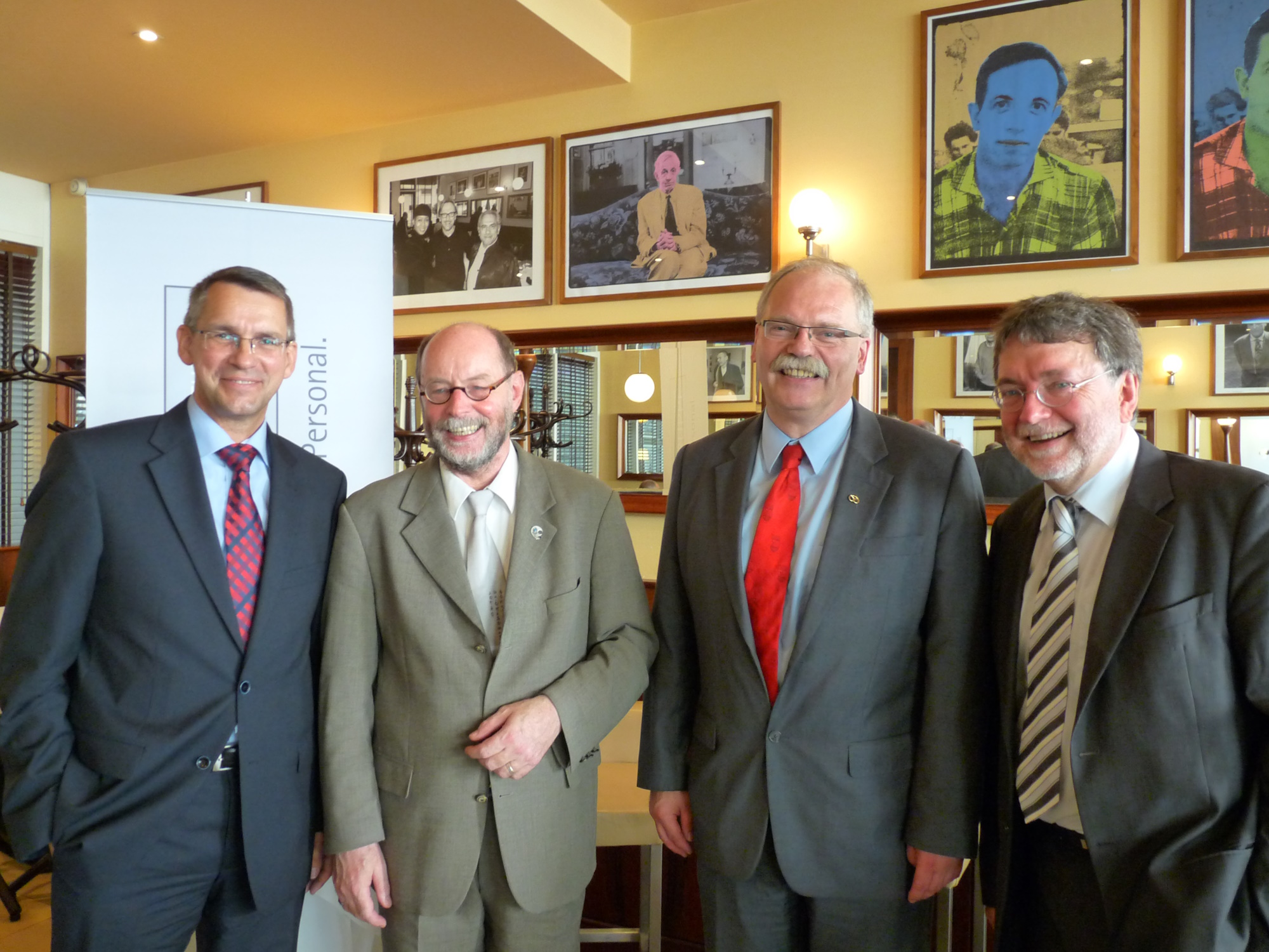 von links: PEAG-Geschäftsführer Gerd Galonska, Moderator Thomas Kröter, Jörg von Polheim, MdB, FDP, Mitglied im Ausschuss für Familie, Senioren, Frauen und Jugendliche, und Prof. Dr. Joachim Möller, Direktor des Instituts für Arbeit (IAB)