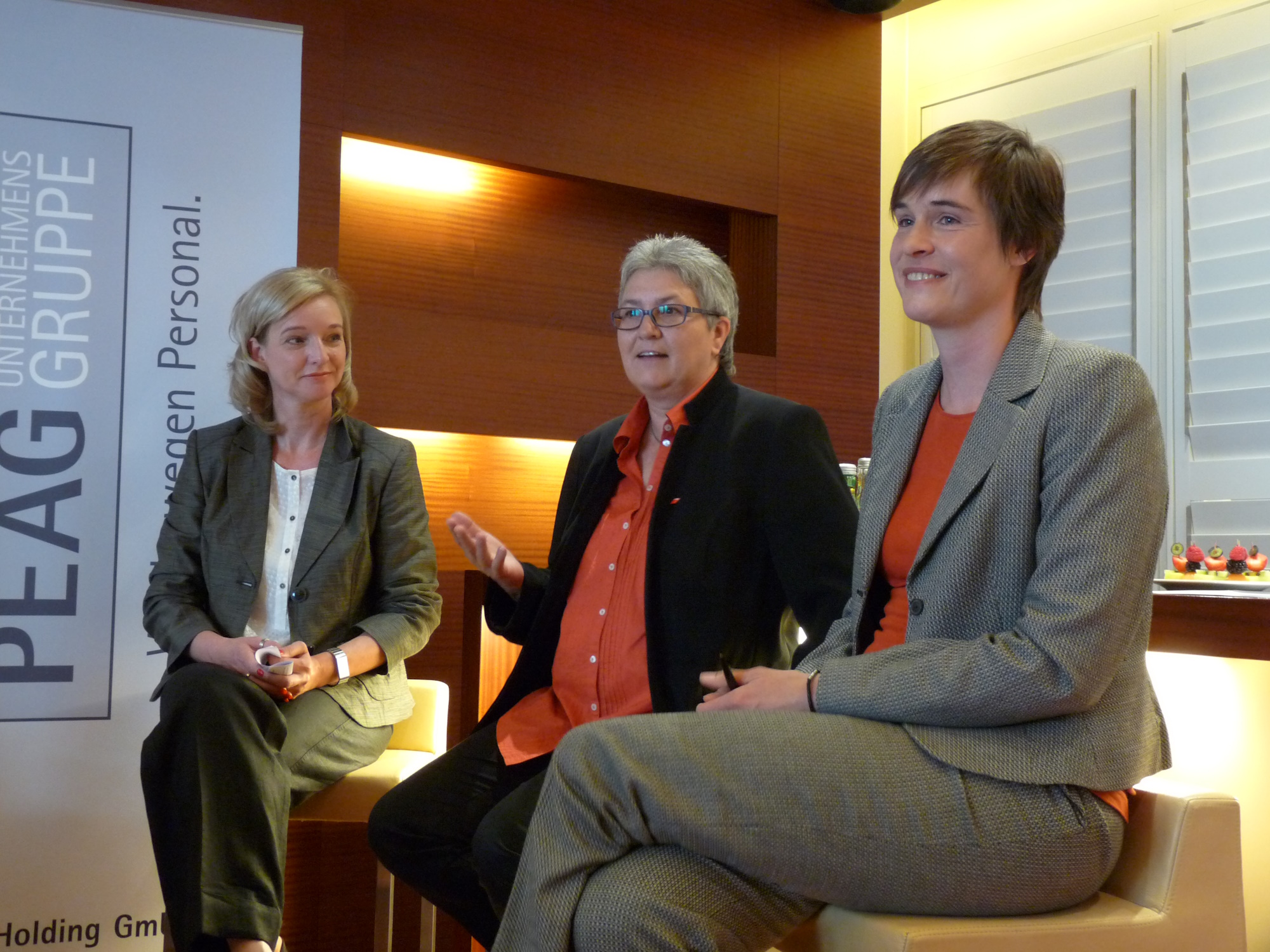 von links: Moderatorin Ute Welty, Elke Hannack, Deutscher Gewerkschaftsbund, stellvertretende Vorsitzende, und Jutta Kemme, Leitung Arbeitsbereich Sozialpolitik beim Arbeitgeberverband Gesamtmetall