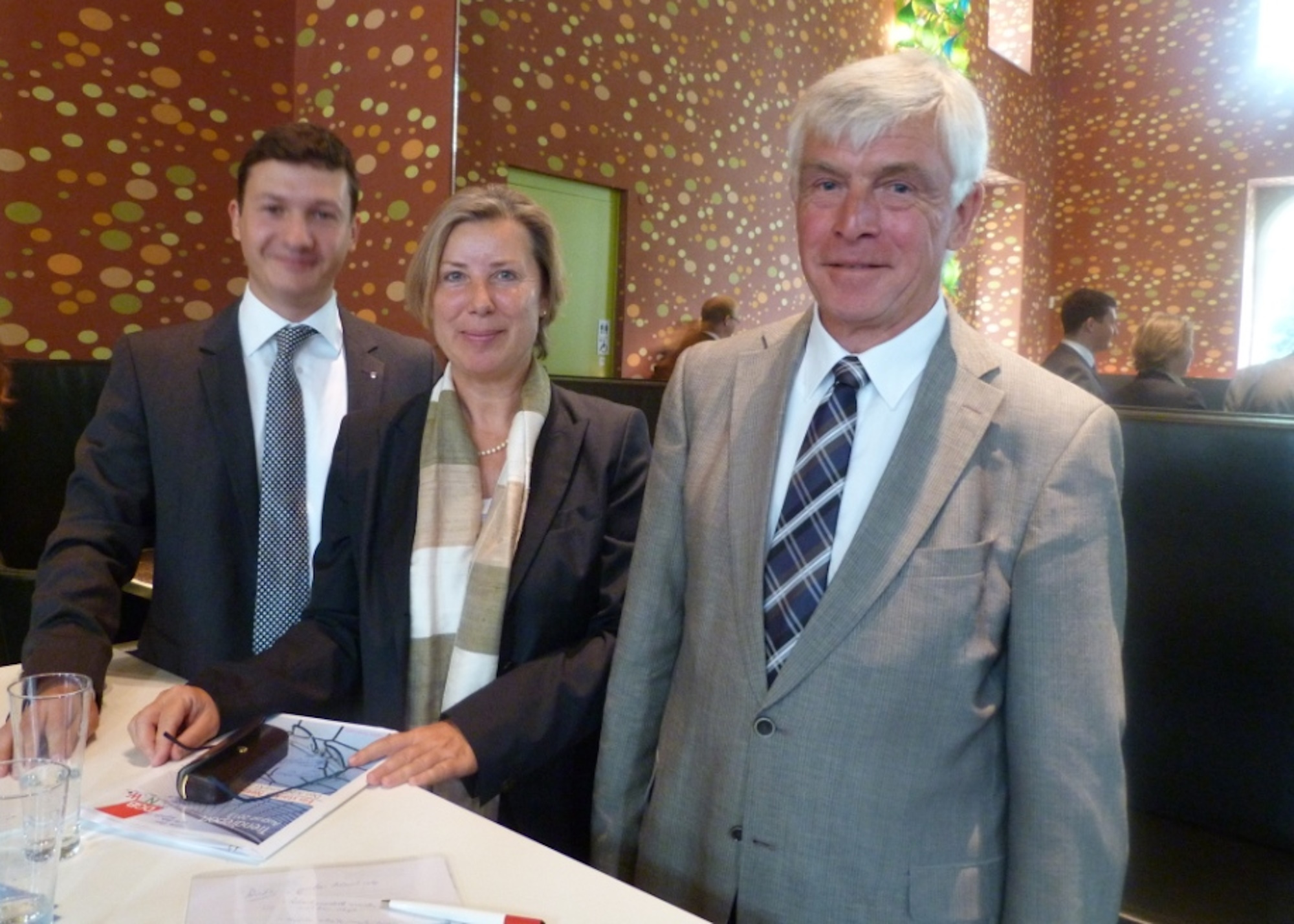 von links: Sandor Mohácsi, Bundesvorsitzender der Wirtschaftsjunioren Deutschlands, Ina Spanier-Oppermann, Arbeitsmarktexpertin und Mitglied der SPD-Landtagsfraktion NRW, und Moderator Günter M. Wiedemann