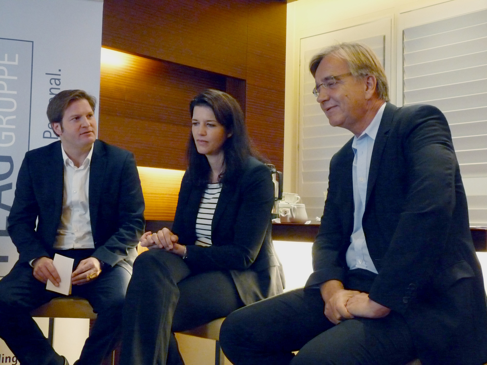 von Links: Moderator Michael Bröcker, Christina Ramb, Leitung Abteilung Arbeitsmarkt bei der Bundesvereinigung der Deutschen Arbeitgeberverbände (BDA), und Dr. Dietmar Bartsch, MdB, DIE LINKE, stellvertretender Fraktionsvorsitzender