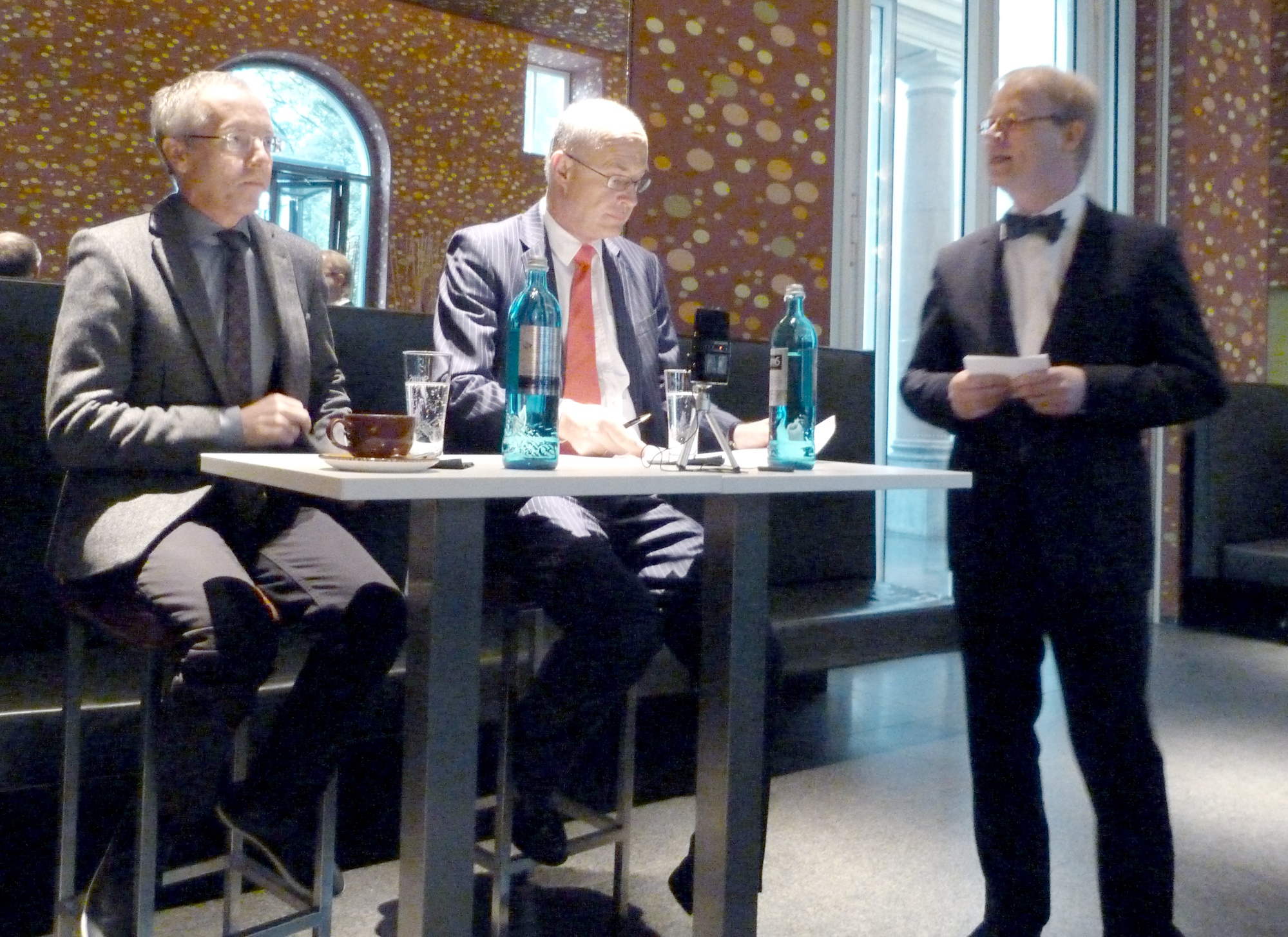 von links: Prof. Dr. Karl-Rudolf Korte, Martin Vogler, Chefredakteur der Westdeutschen Zeitung, und PEAG-Geschäftsführer Dr. Benedikt Jürgens