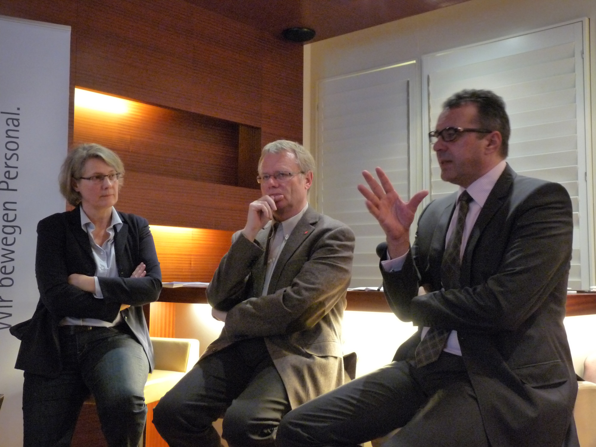 von links: Moderatorin Birgit Marshall, Johannes Jakob, Bundesvorstand des Deutschen Gewerkschaftsbundes (DGB), Abteilung Arbeitsmarktpolitik, und Dr. Joachim Pfeiffer, MdB, Wirtschaftspolitischer Sprecher der CDU/CSU-Fraktion