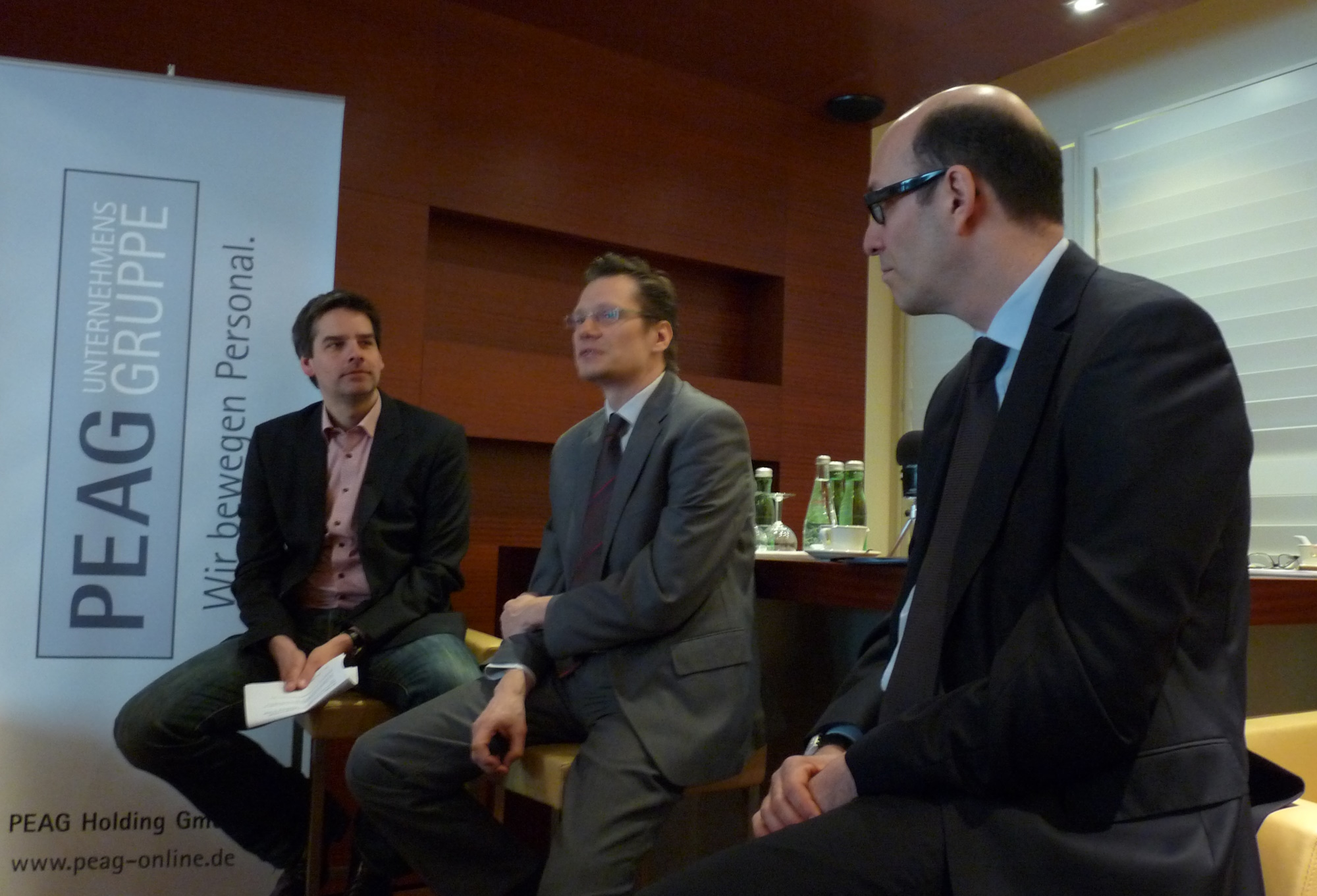 von links: Moderator Steffen Hebestreit, Holger Schäfer, Senior Economist beim Institut der deutschen Wirtschaft Köln e.V., und Alexandros Tassinopoulos, Leiter Hauptstadtvertretung der Bundesagentur für Arbeit