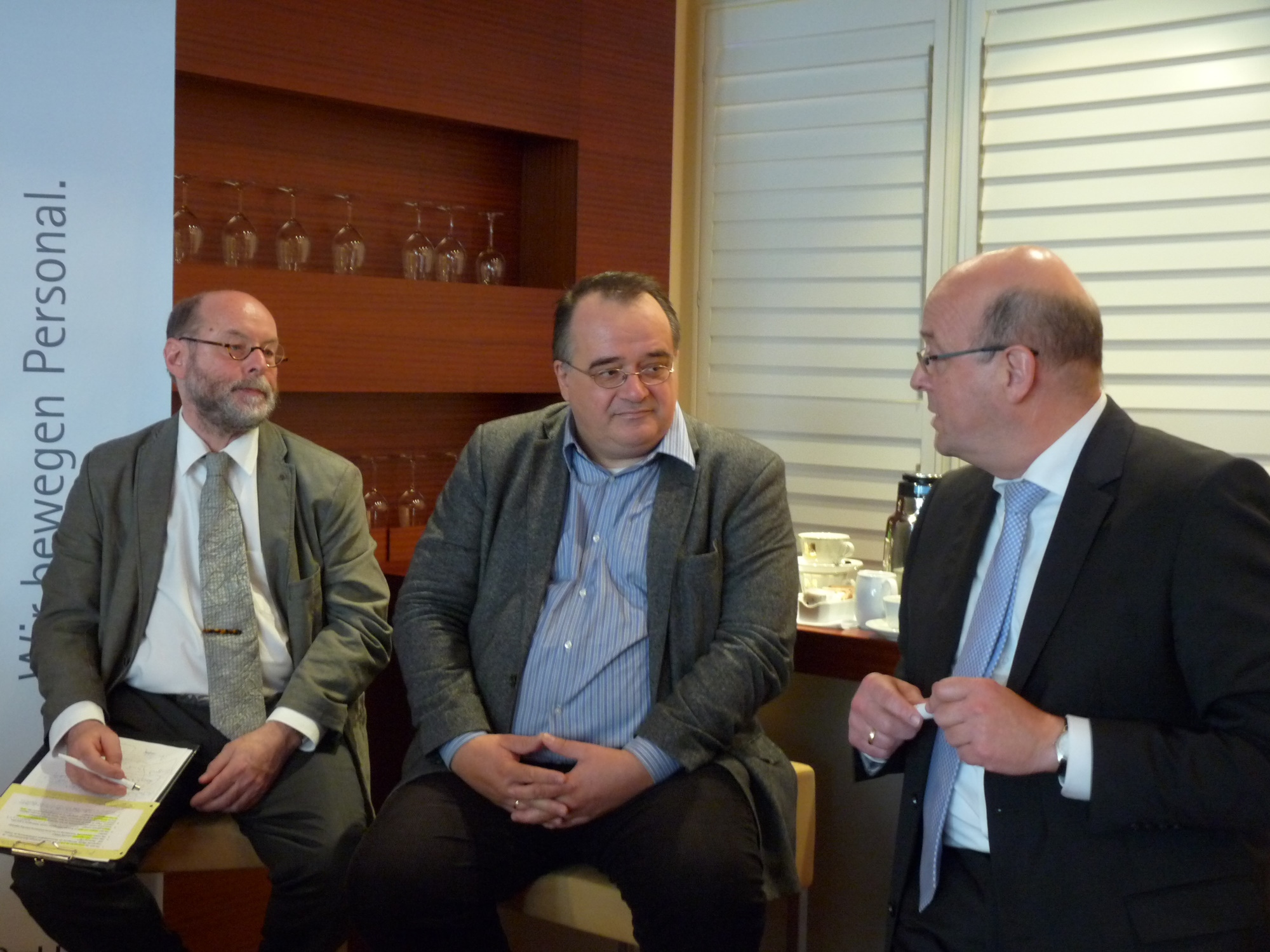 von links: Moderator Ralph Bollmann, Prof. Matthias Zimmer, MdB, CDU, stellv. Vorsitzender Ausschuss für Arbeit und Soziales, und Dr. Hans-Peter Klös, IW Köln, Kommission "Die Zukunft der Arbeitswelt", Robert-Bosch-Stiftung