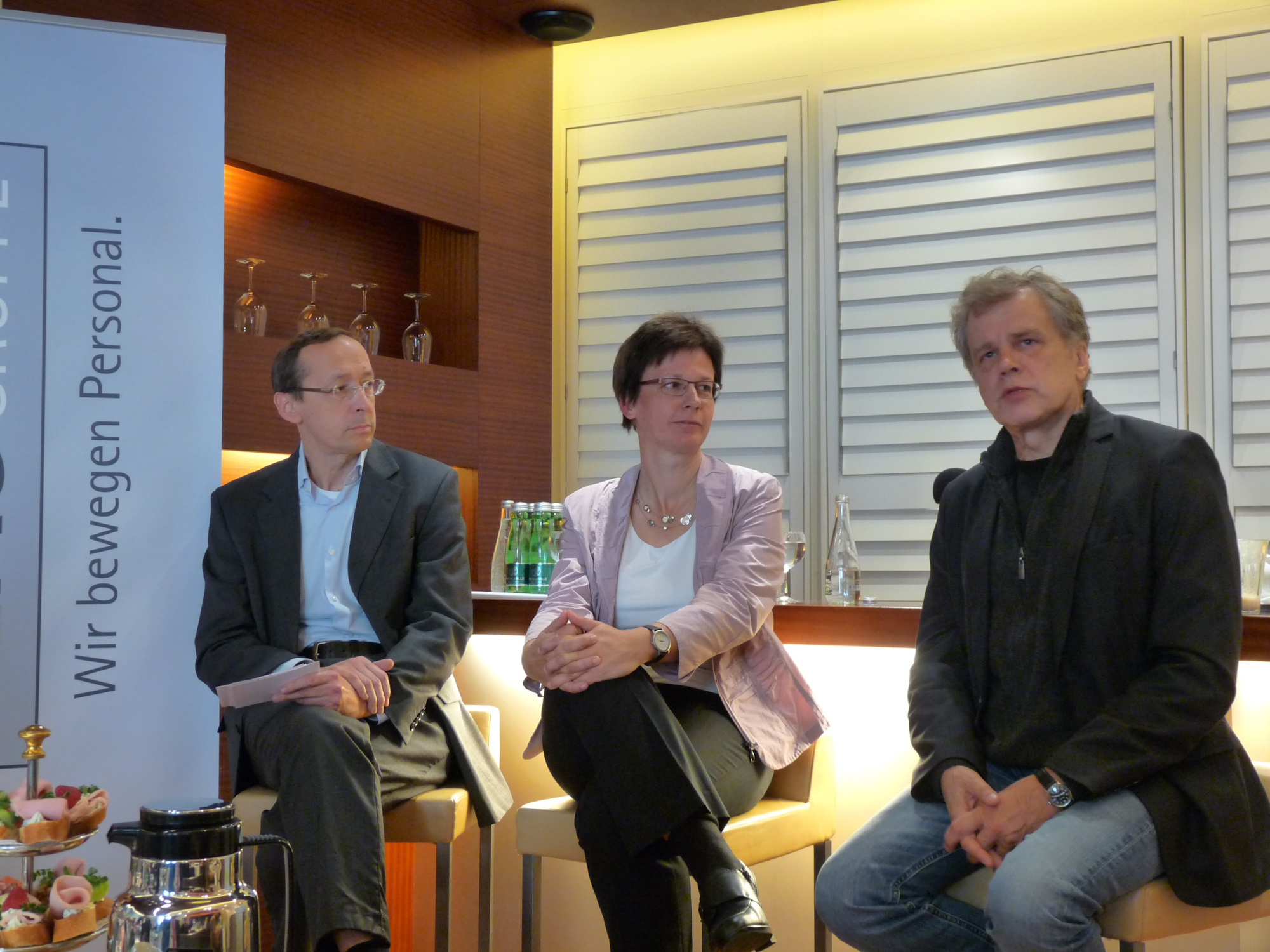 von links: Moderator Thomas Öchsner, Prof. Dr. Ulrike Kostka, Diözesancaritasdirektorin im Erzbistum Berlin, und Berno Schuckart-Witsch, Bundesvorstand ver.di - Vereinte Dienstleistungsgewerkschaft