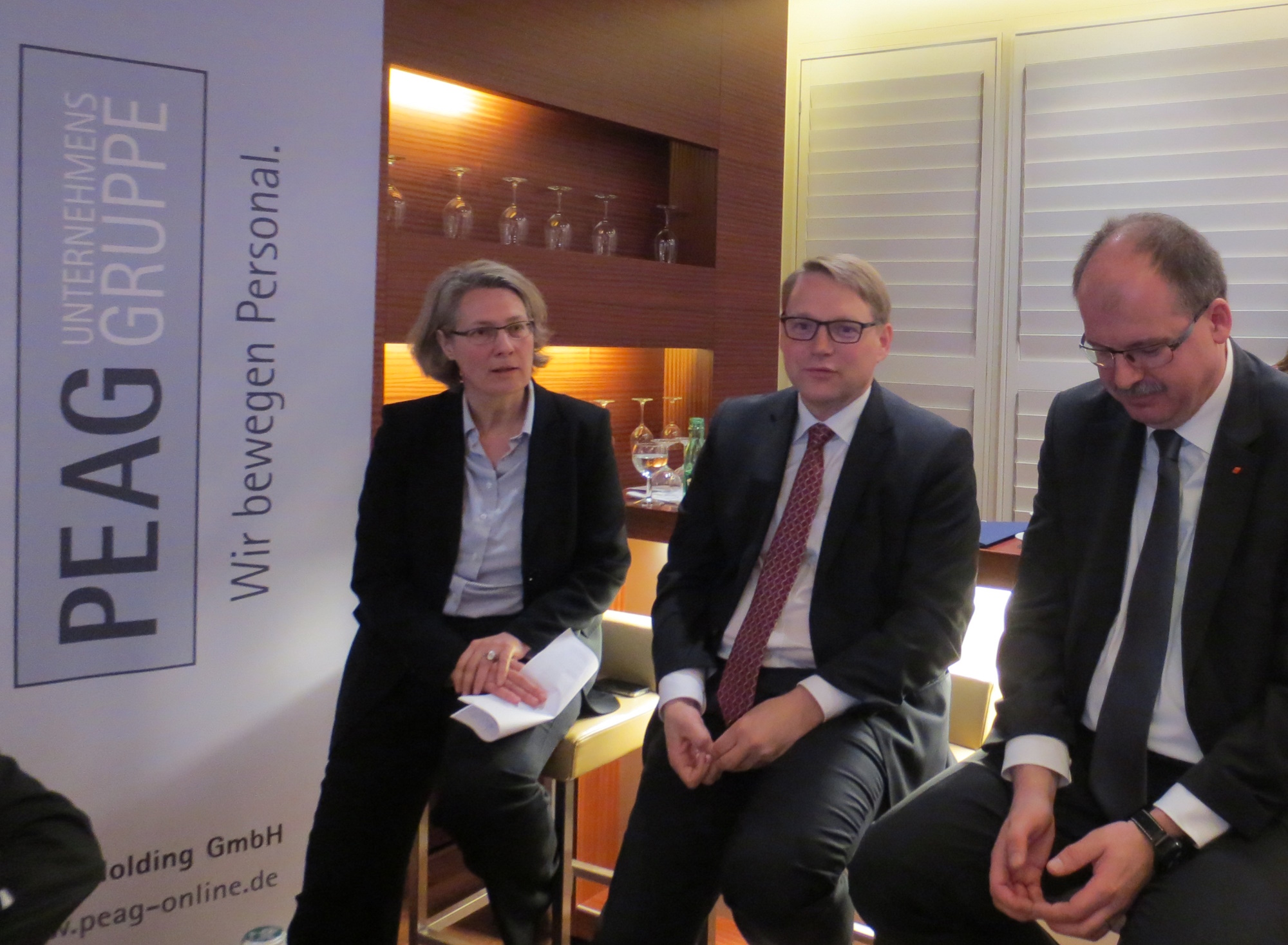 von links: Moderatorin Birgit Marschall, Oliver Zander, Hauptgeschäftsführer beim Arbeitgeberverband Gesamtmetall, und Stefan Körzell, Geschäftsführender Bundesvorstand beim Deutschen Gewerkschaftsbund (DGB)