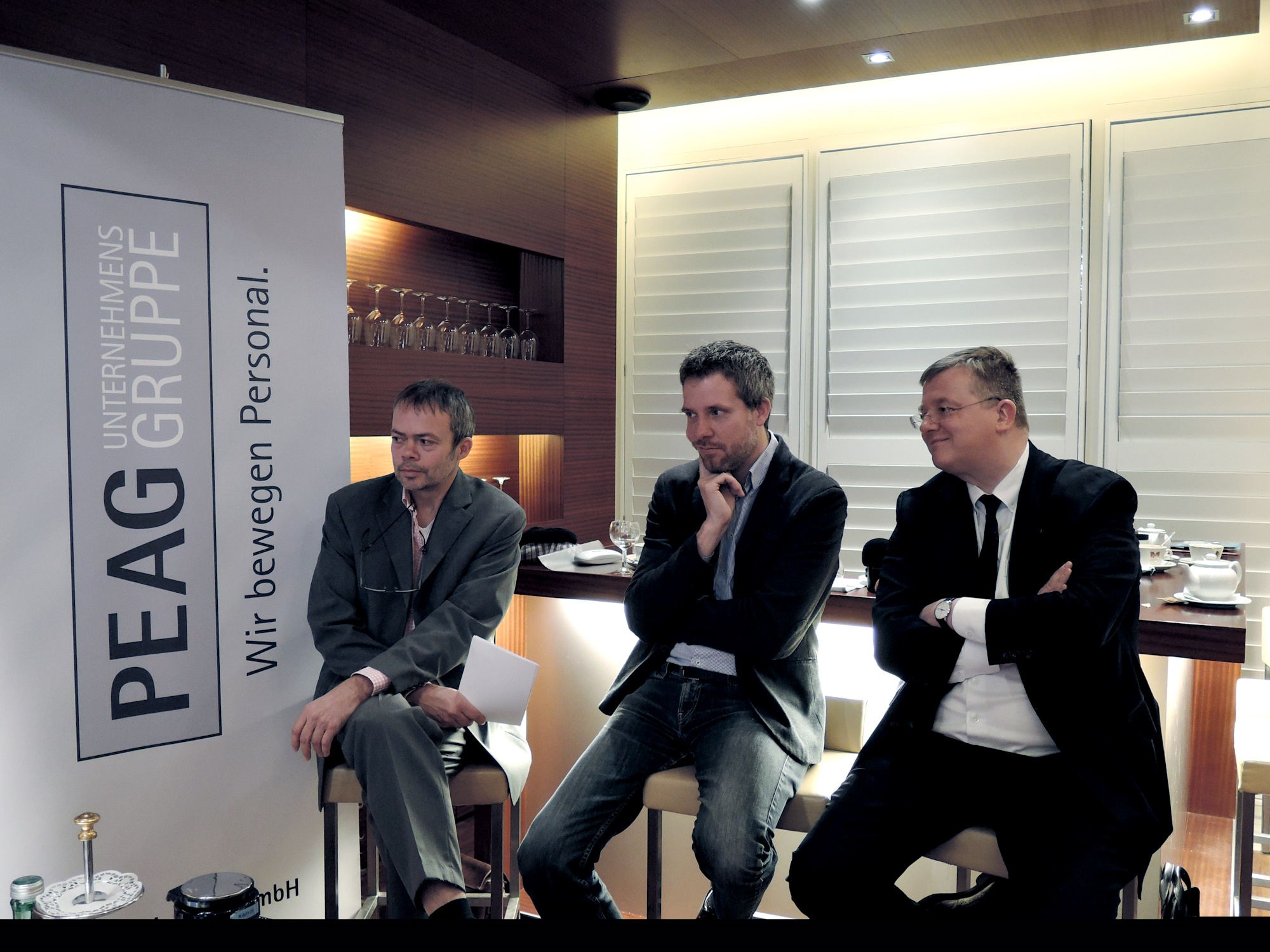 von links: Moderator Dieter Schnaas, Dieter Janecek, MdB, Bündnis 90/Die Grünen, wirtschaftspolitischer Sprecher, und Thilo Brodtmann, stellvertretender Hauptgeschäftsführer beim Verband Deutscher Maschinen- und Anlagenbau e.V. (VDMA)