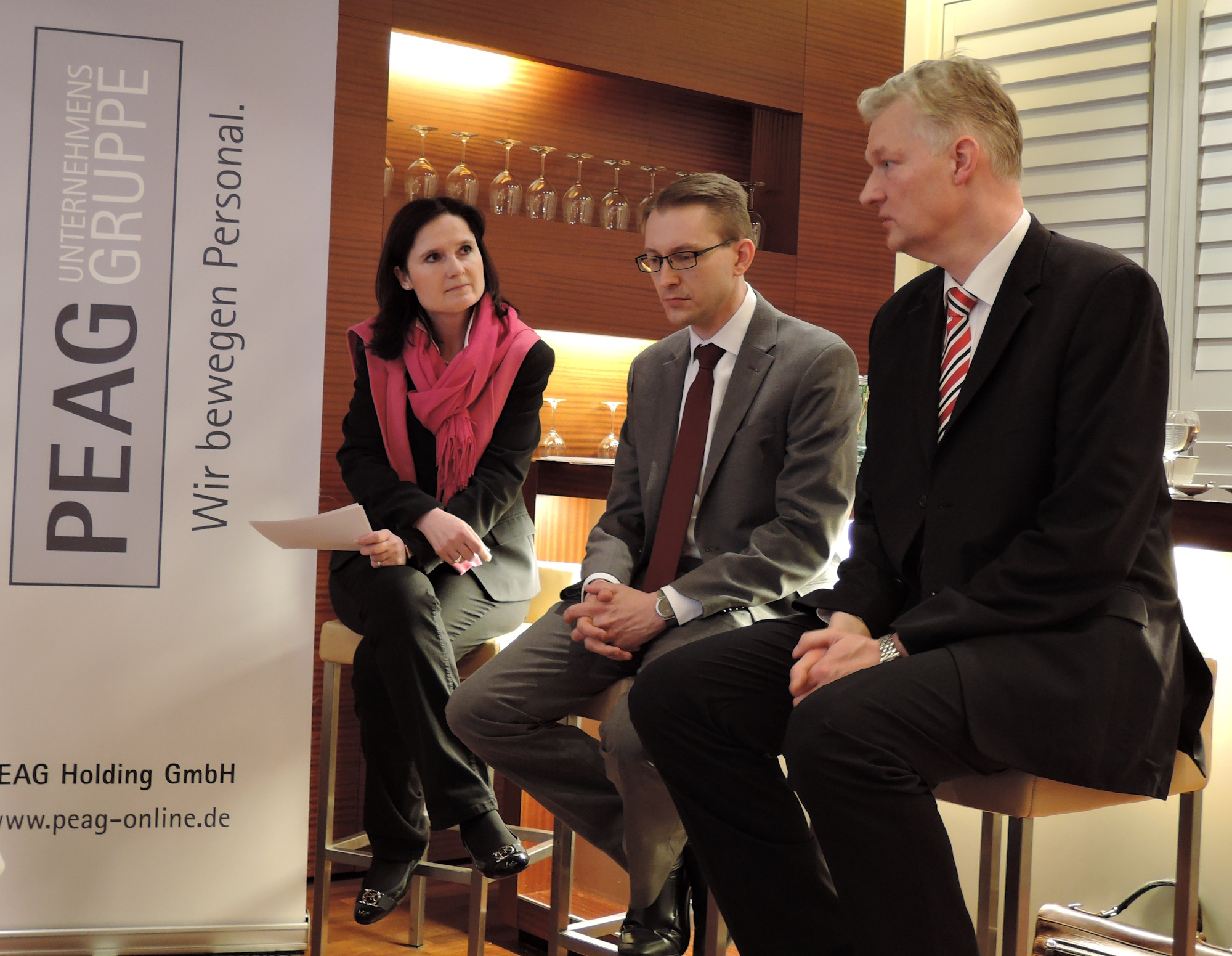 von links: Moderatorin Ines Arland, Robert Koepcke, Botschaftsrat für Wirtschaft an der US Botschaft, und Dr. Hans-Jürgen Völz, Bundesverband mittelständische Wirtschaft und Unternehmerverband Deutschlands (BVMW)