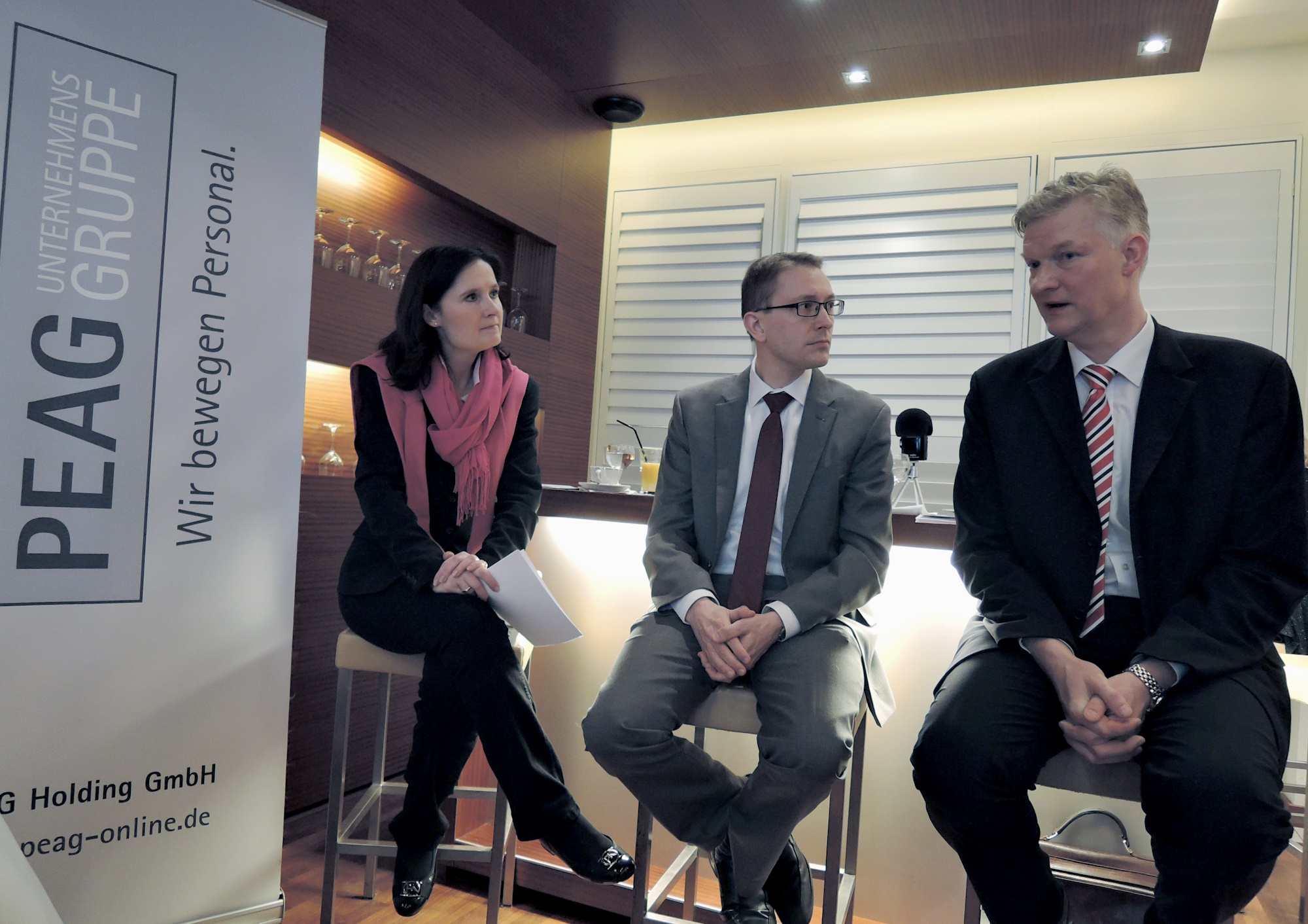 von links: Moderatorin Ines Arland, Robert Koepcke, Botschaftsrat für Wirtschaft an der US Botschaft, und Dr. Hans-Jürgen Völz, Bundesverband mittelständische Wirtschaft und Unternehmerverband Deutschlands (BVMW)