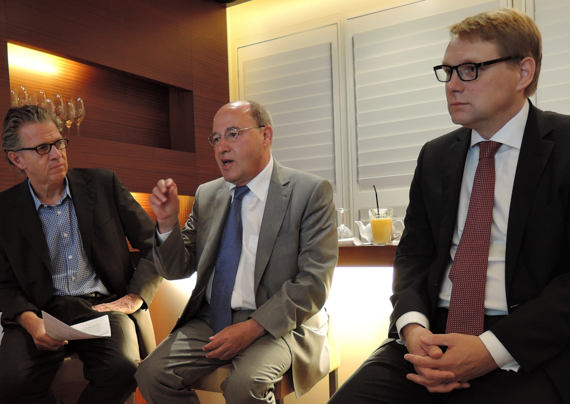 von links: Moderator Daniel Goffart, Gregor Gysi, MdB, Vorsitzender der Fraktion DIE LINKE, und Oliver Zander, Hauptgeschäftsführer des Arbeitgeberverbandes Gesamtmetall