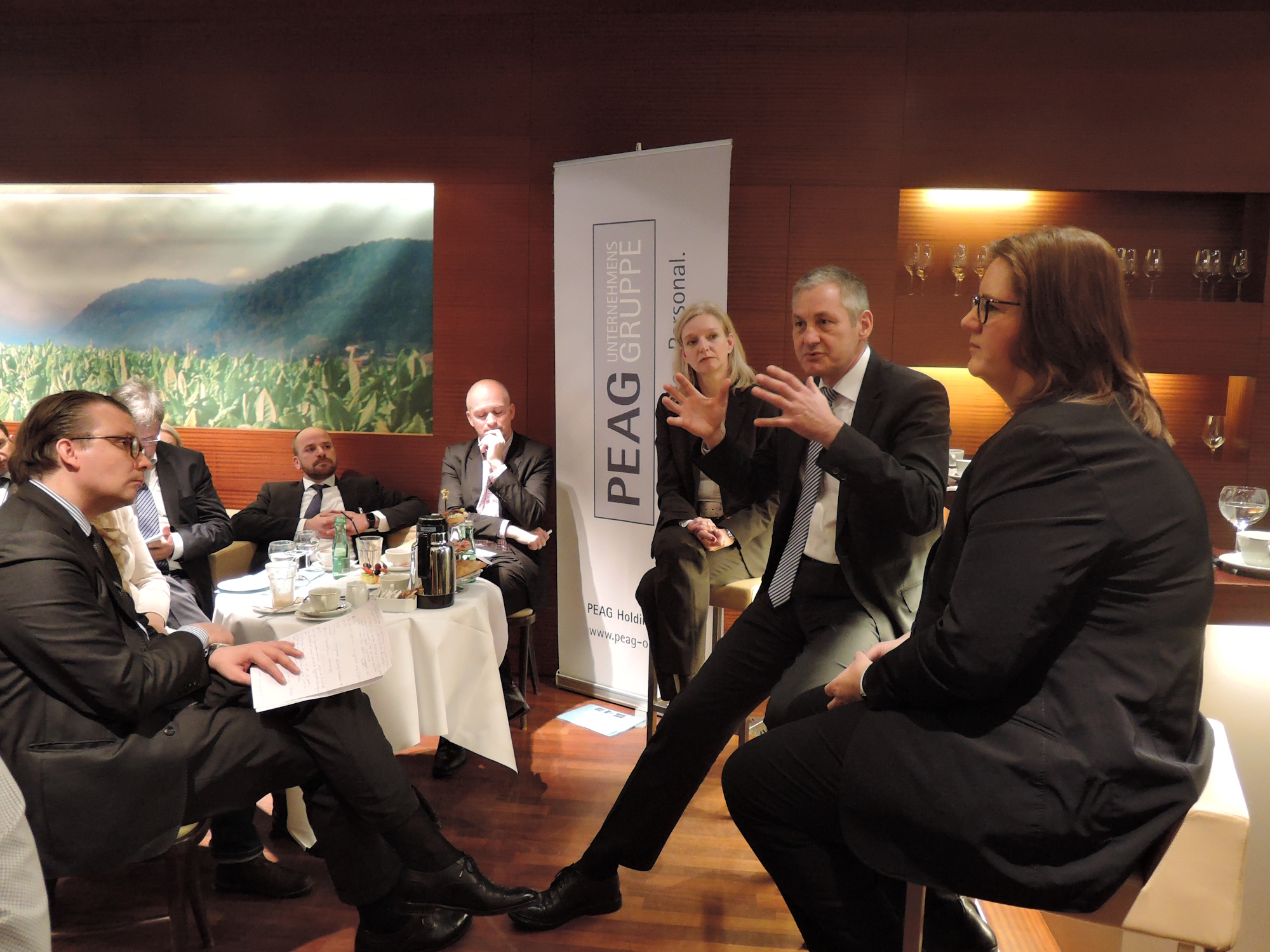 von links: Moderatorin Ute Welty, Raimund Becker, Vorstand der Regionen bei der Bundesagentur für Arbeit, und Kerstin Griese, MdB, SPD, Vorsitzende des Ausschusses für Arbeit und Soziales