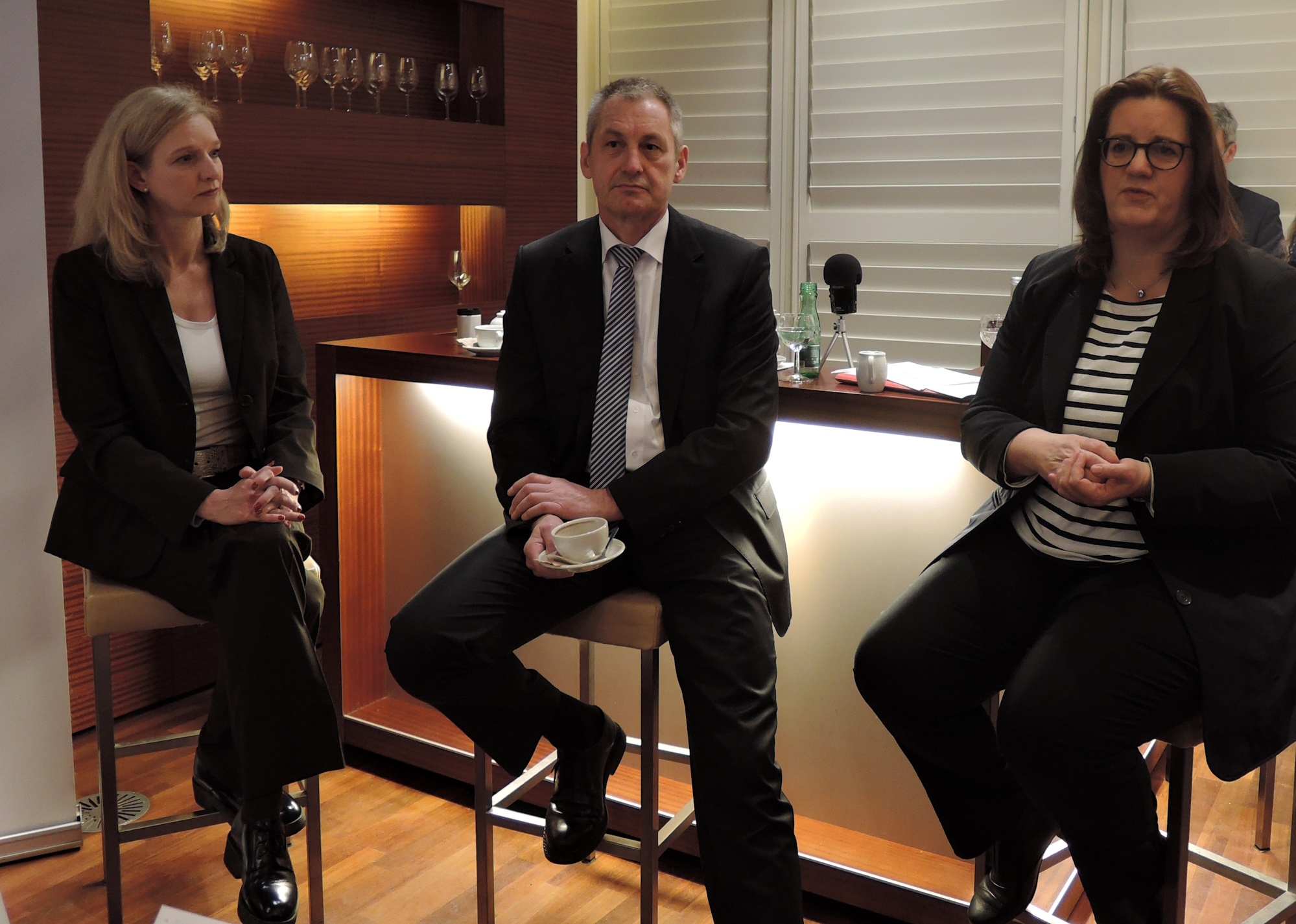 von links: Moderatorin Ute Welty, Raimund Becker, Vorstand der Regionen bei der Bundesagentur für Arbeit, und Kerstin Griese, MdB, SPD, Vorsitzende des Ausschusses für Arbeit und Soziales