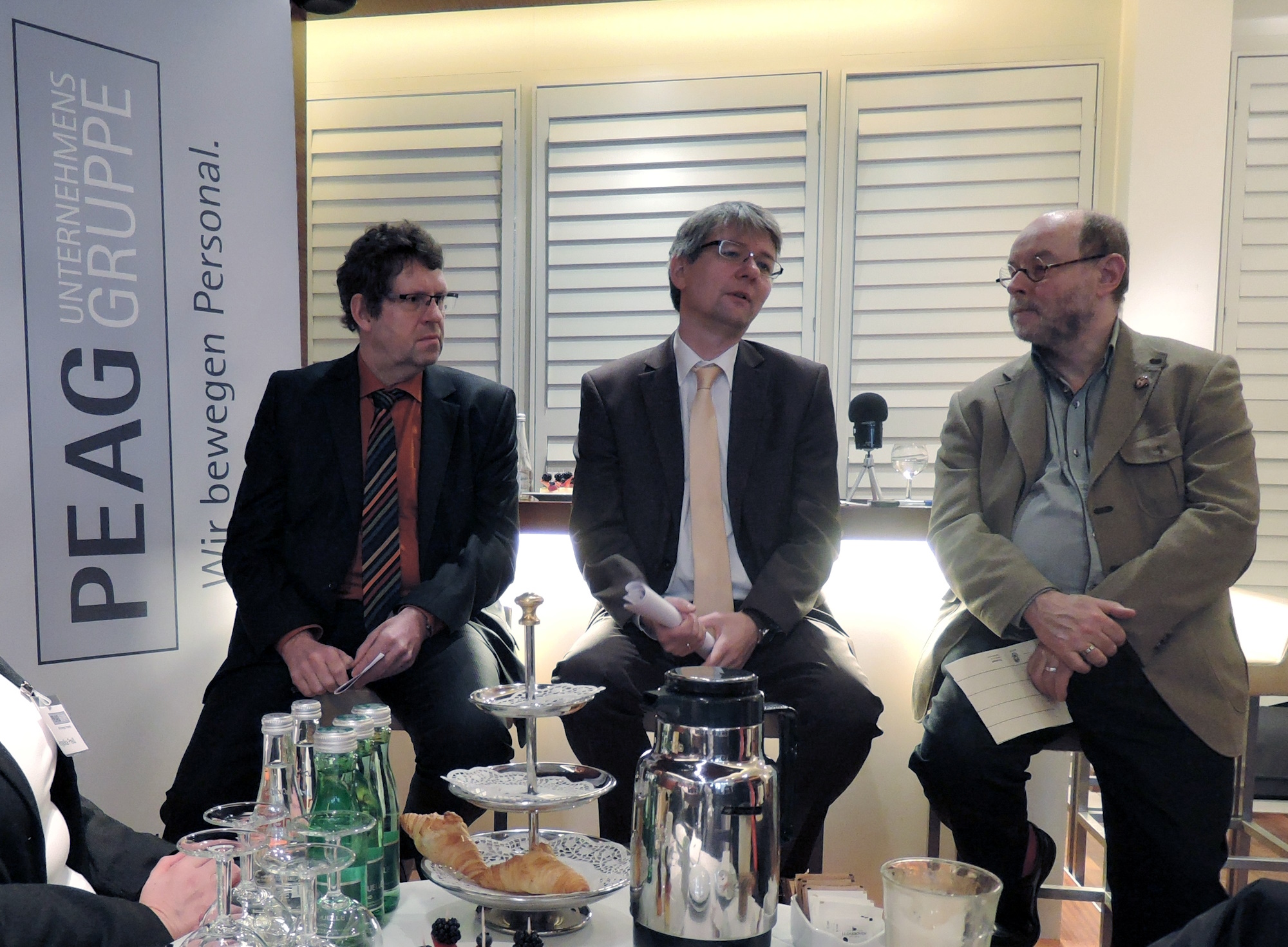 von links: Dr. Dieter Dohmen, Direktor des Forschungsinstituts für Bildungs- und Sozialökonomie (FiBS), Dr. Achim Dercks, stellvertretender Hauptgeschäftsführer, Deutscher Industrie- und Handelskammertag (DIHK) und Moderator Thomas Kröter