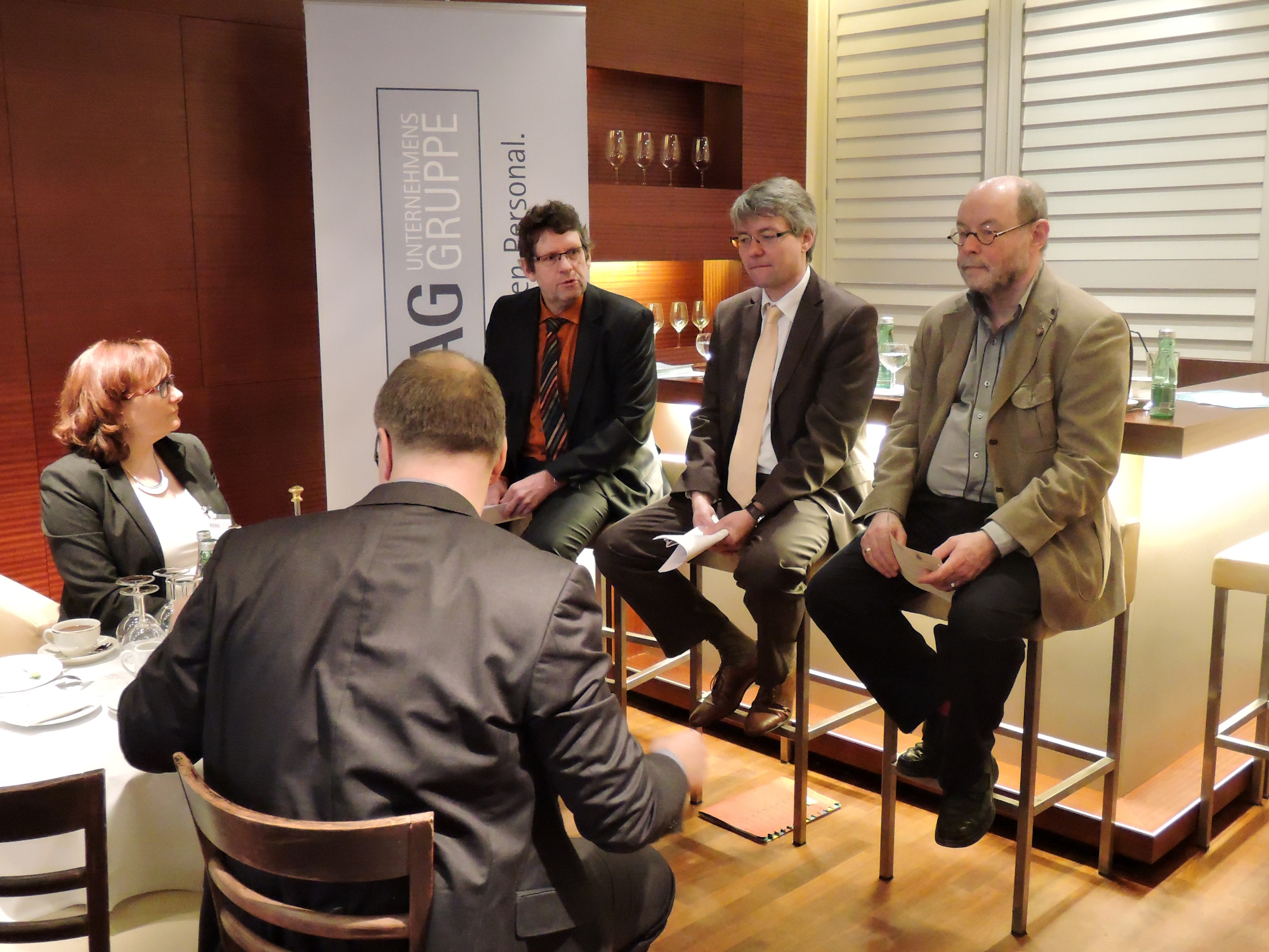 von links: Dr. Dieter Dohmen, Direktor des Forschungsinstituts für Bildungs- und Sozialökonomie (FiBS), Dr. Achim Dercks, stellvertretender Hauptgeschäftsführer, Deutscher Industrie- und Handelskammertag (DIHK) und Moderator Thomas Kröter